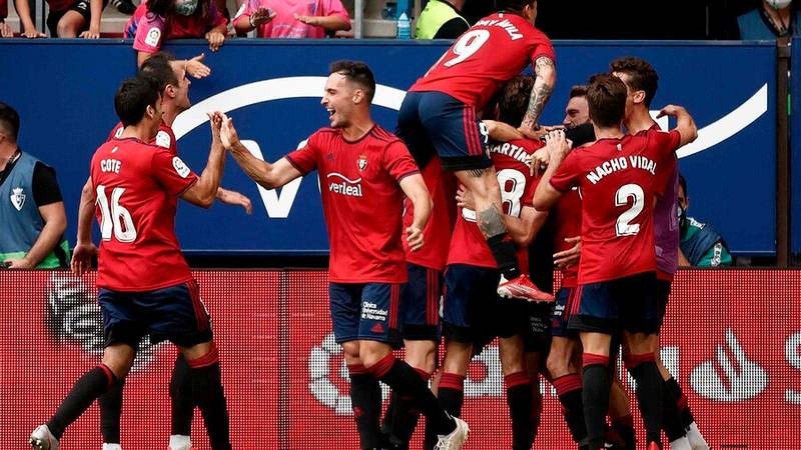 El defensa del Osasuna Manu Sánchez celebra con sus compañeros el gol conseguido ante del Rayo Vallecano. 