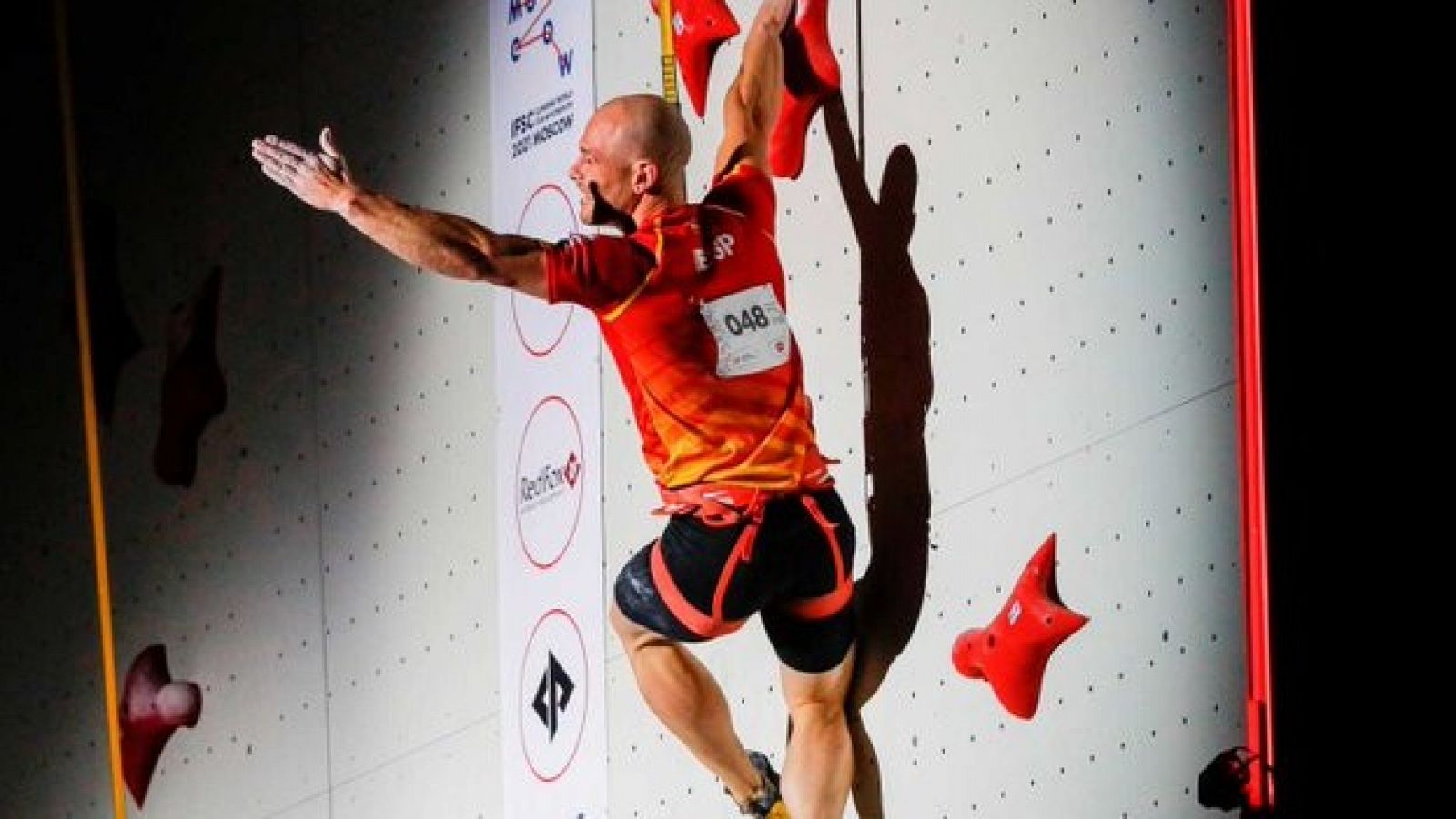 Imagen del escalador Eirk Noya durante el Campenato del Mundo de escalada en Moscú.