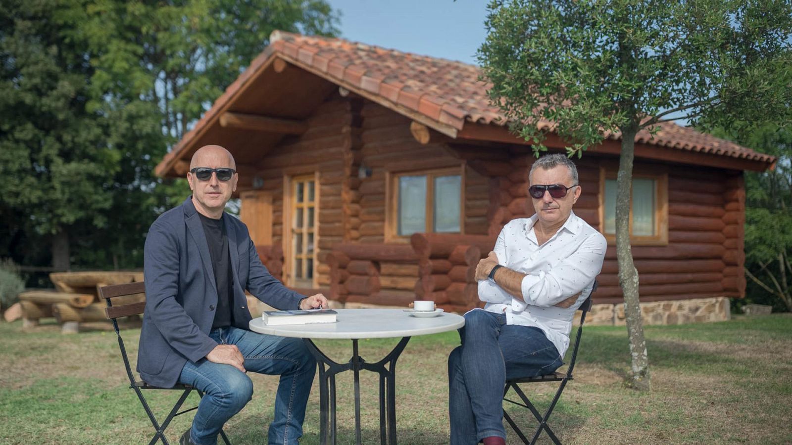 Óscar López, directdor y presentador de 'Página Dos' con el escritor Manuel Vilas