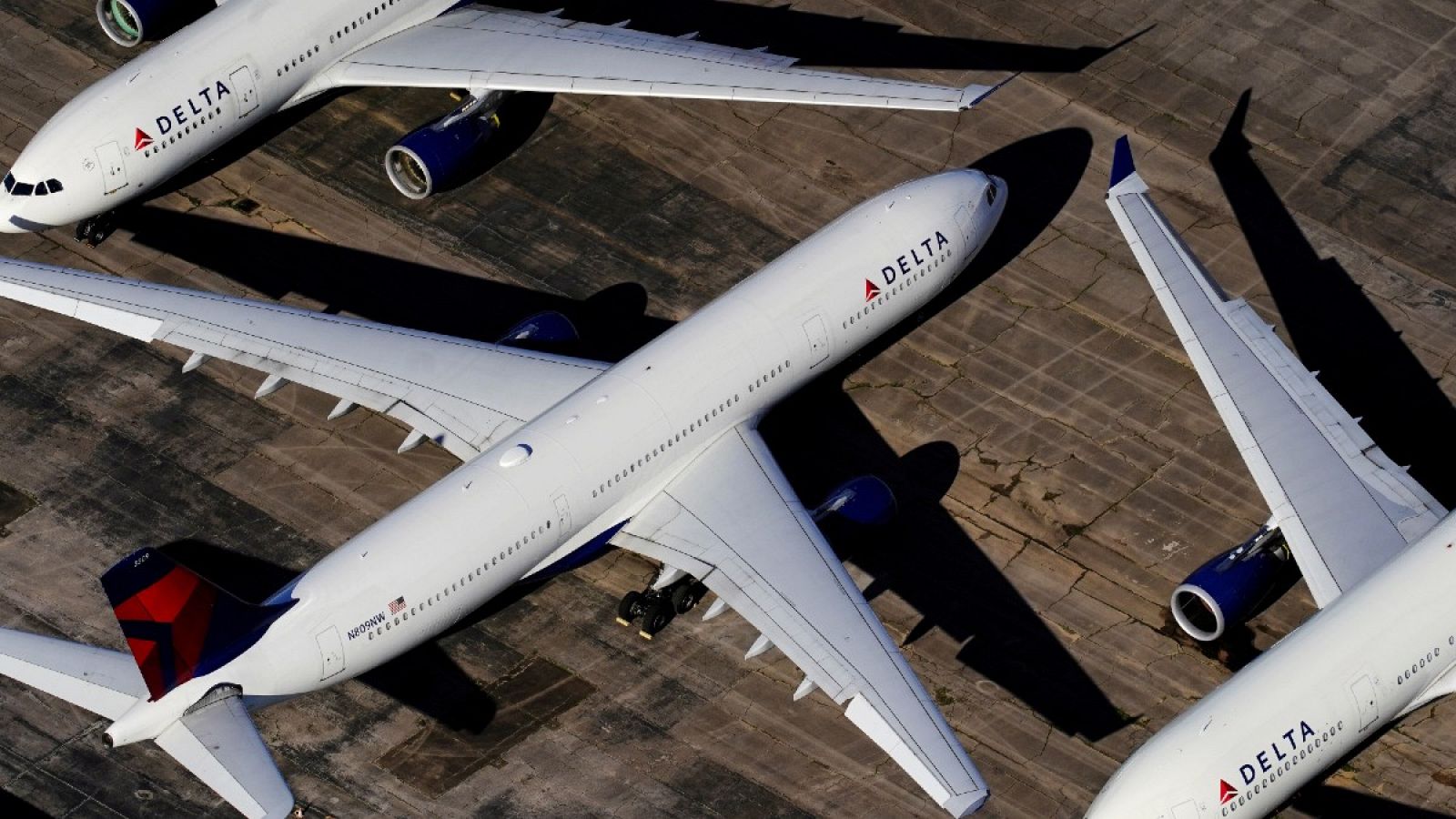 Imagen de los aviones de Delta Air Lines estacionados ante las reducciones de vuelos por la COVID-19