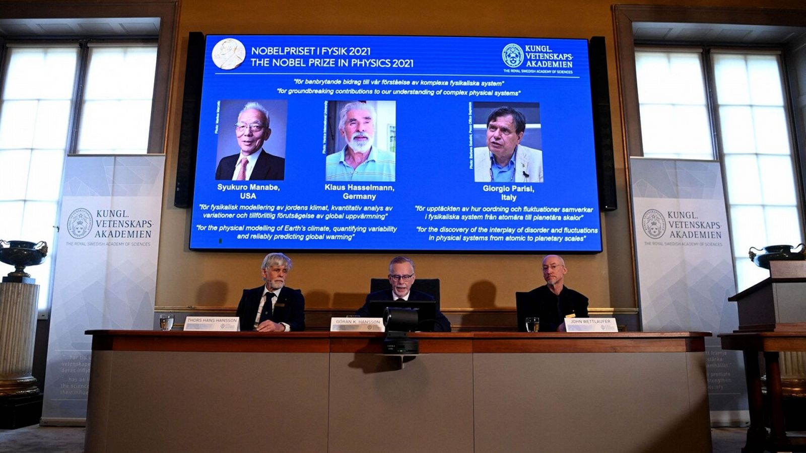 Los miembros de la Real Academia de las Ciencias de Suecia presentan los premiados con el Nobel de Física 2021. Foto: Jonathan NACKSTRAND / AFP