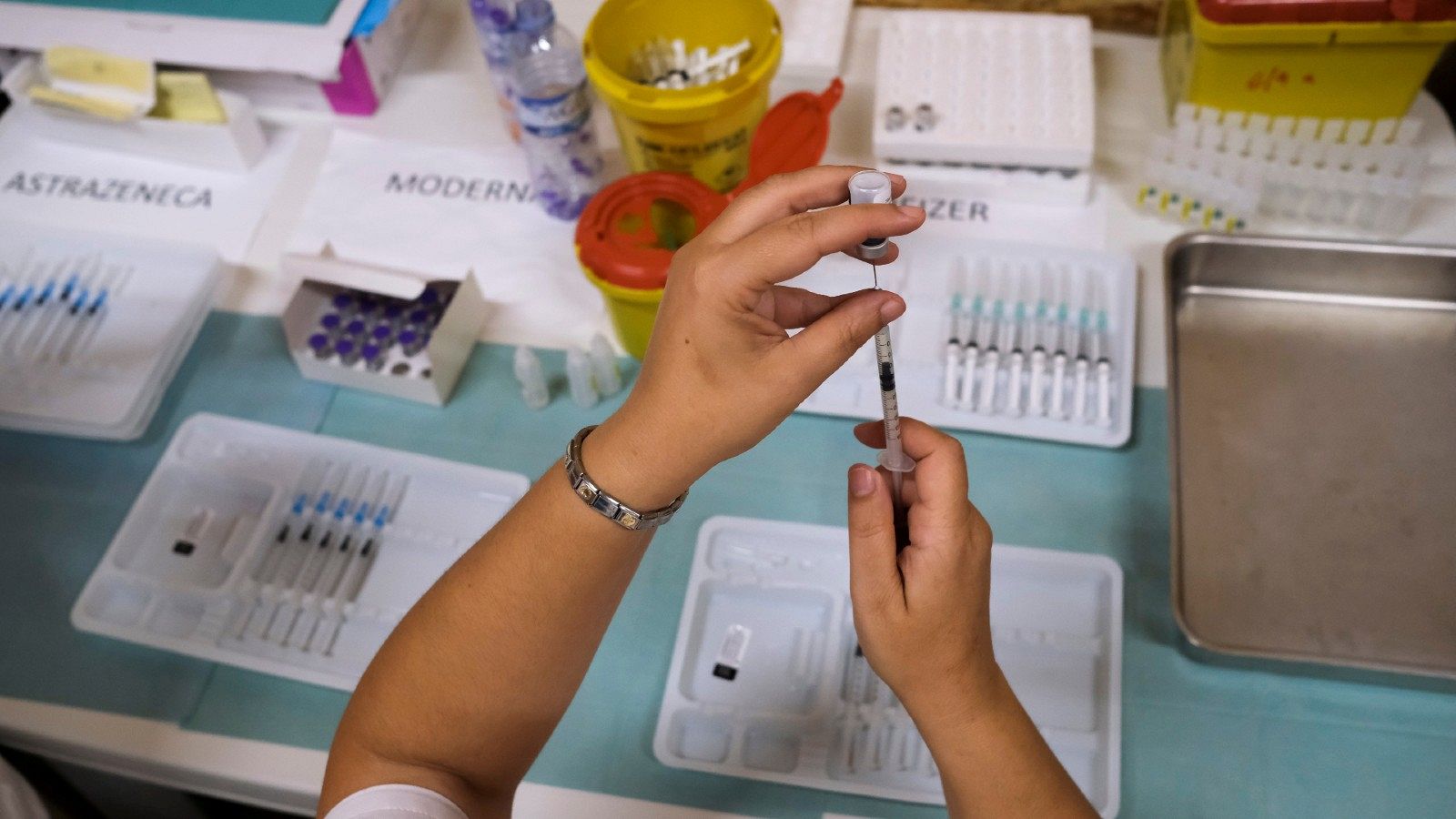 Una sanitaria prepara una dosis de la vacuna de Pfizer en Portugal, en una imagen de archivo.