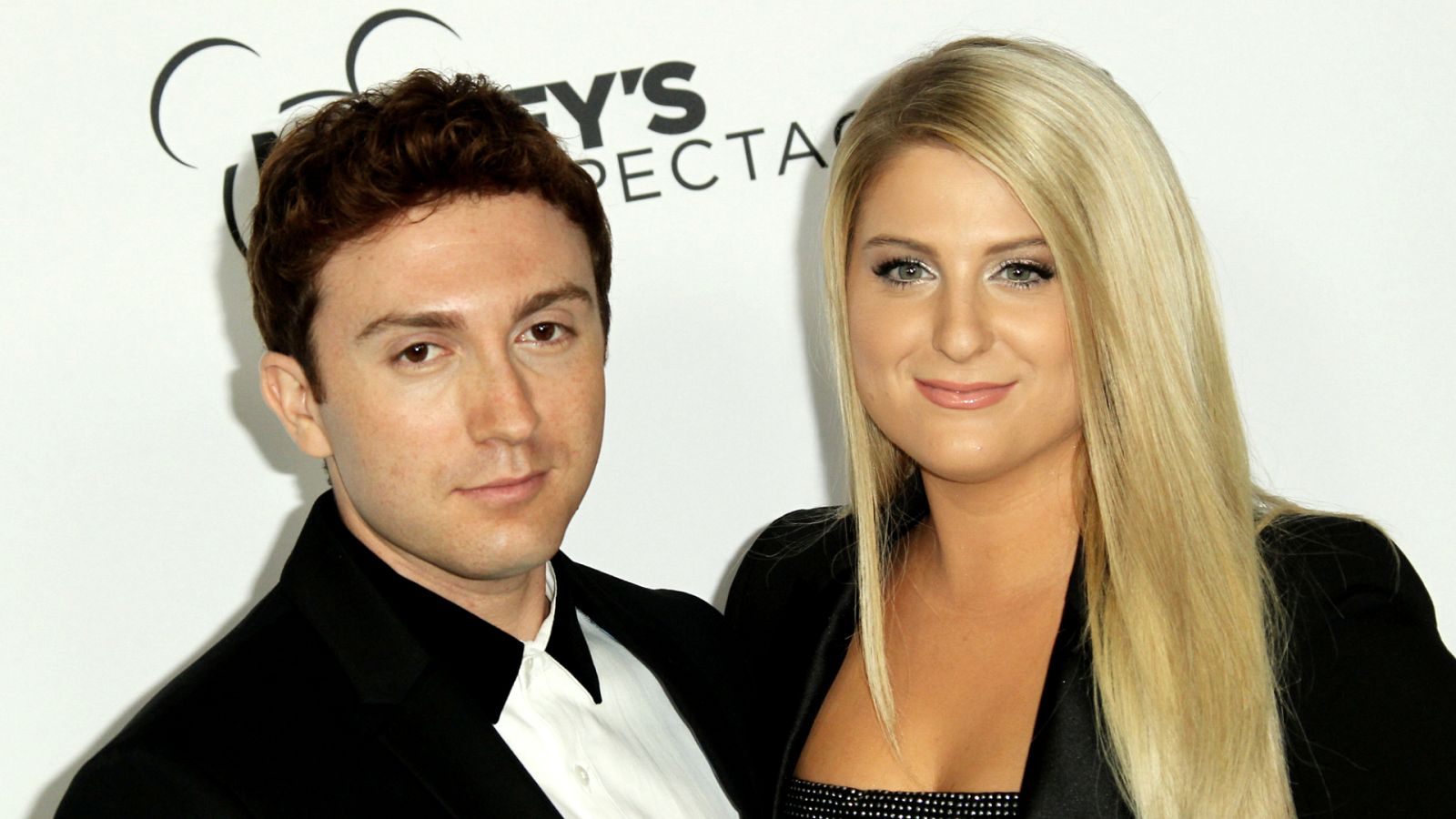 Meghan Trainor y su esposo van juntos al retrete