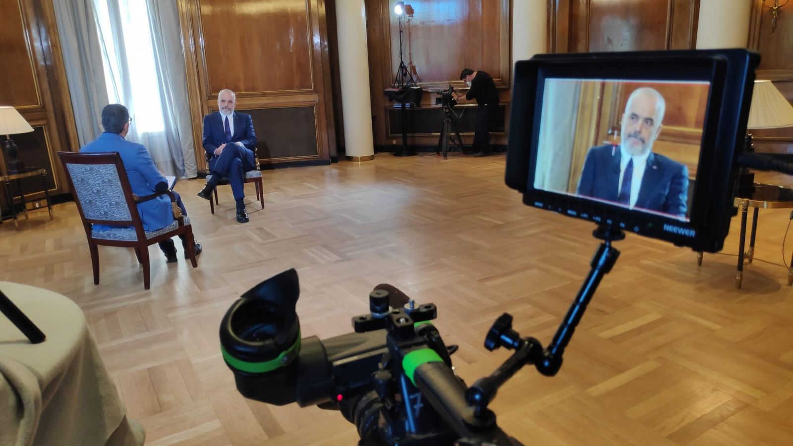 Momento de la entrevista al primer ministro de Albania, Edi Rama, por el director del programa Europa 2021.