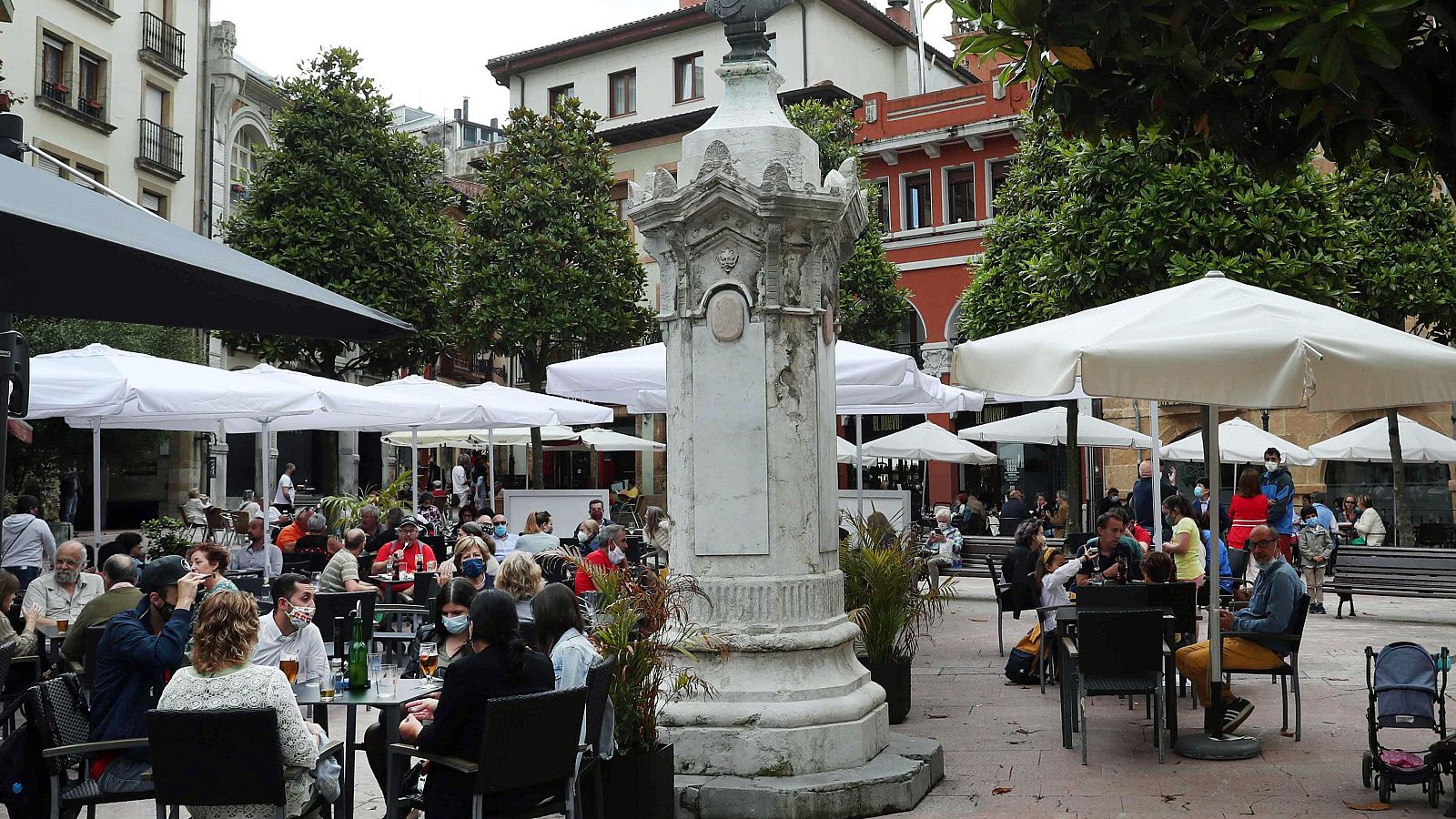 Vista de una plaza en el centro de Oviedo, con varias personas consumiendo en terrazas.