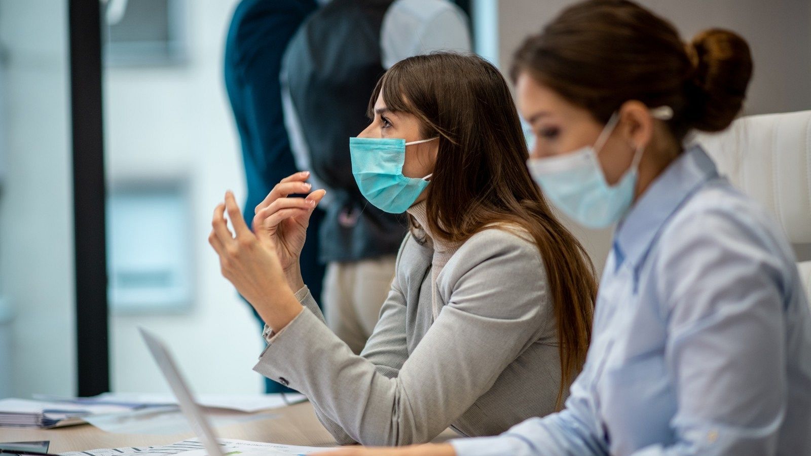 Fondo Una Mujer Que Regresa Del Trabajo Se Quita La Mascarilla Y