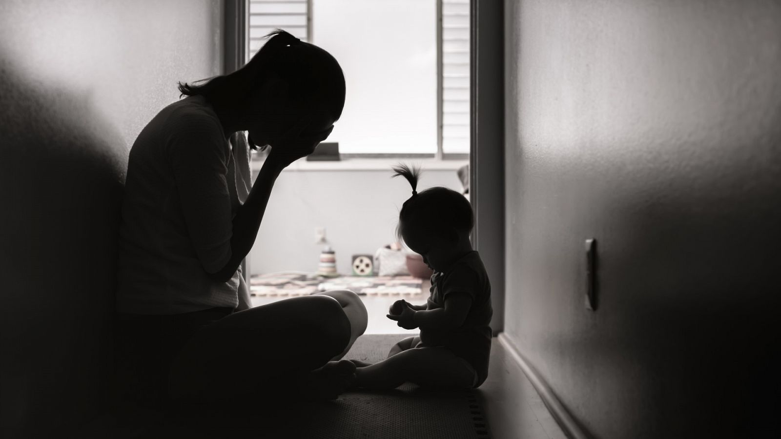 Una madre víctima de violencia económica junto a su hija.