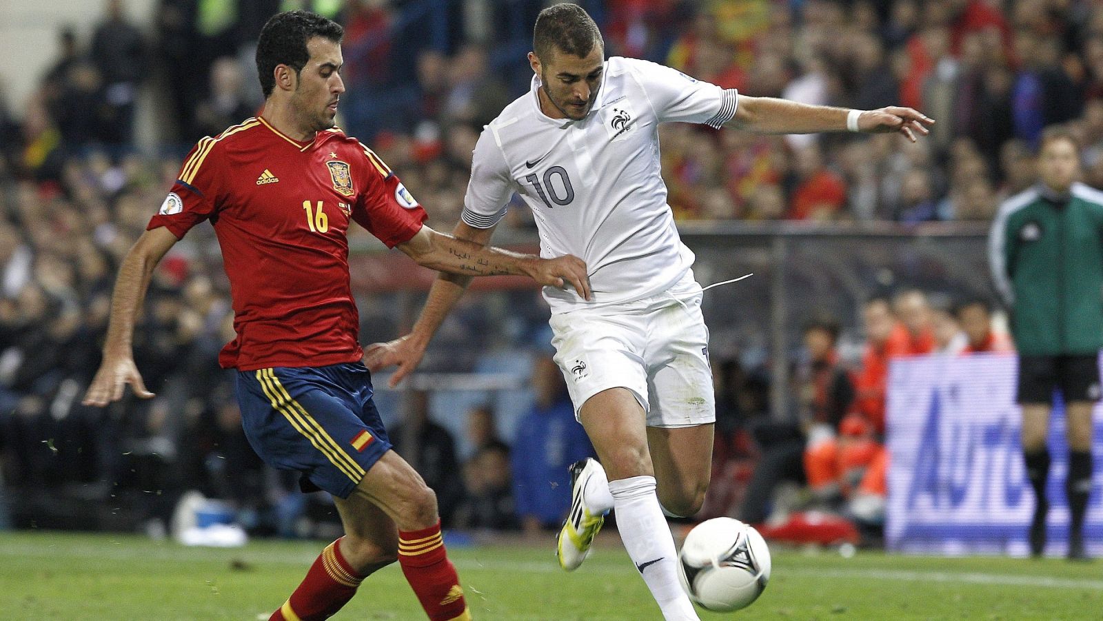 Sergio Busquets y Karim Benzema, en el España - Francia jugado en 2012 en el Calderón.