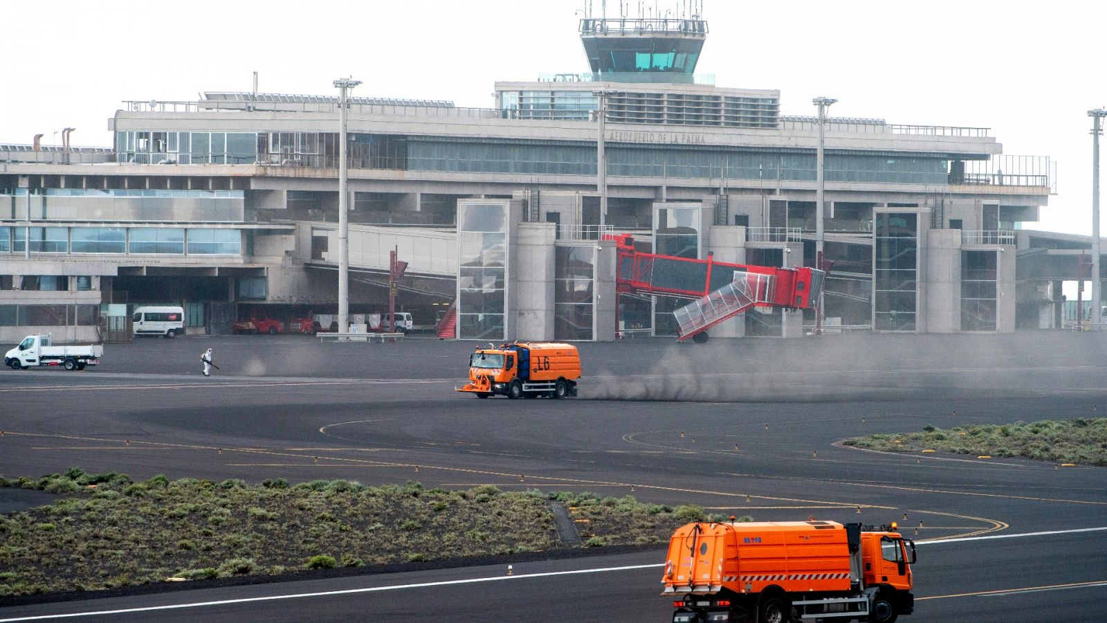 Las pistas del aeropuerto de La Palma cerradas por las cenizas del volcán Cumbre Vieja