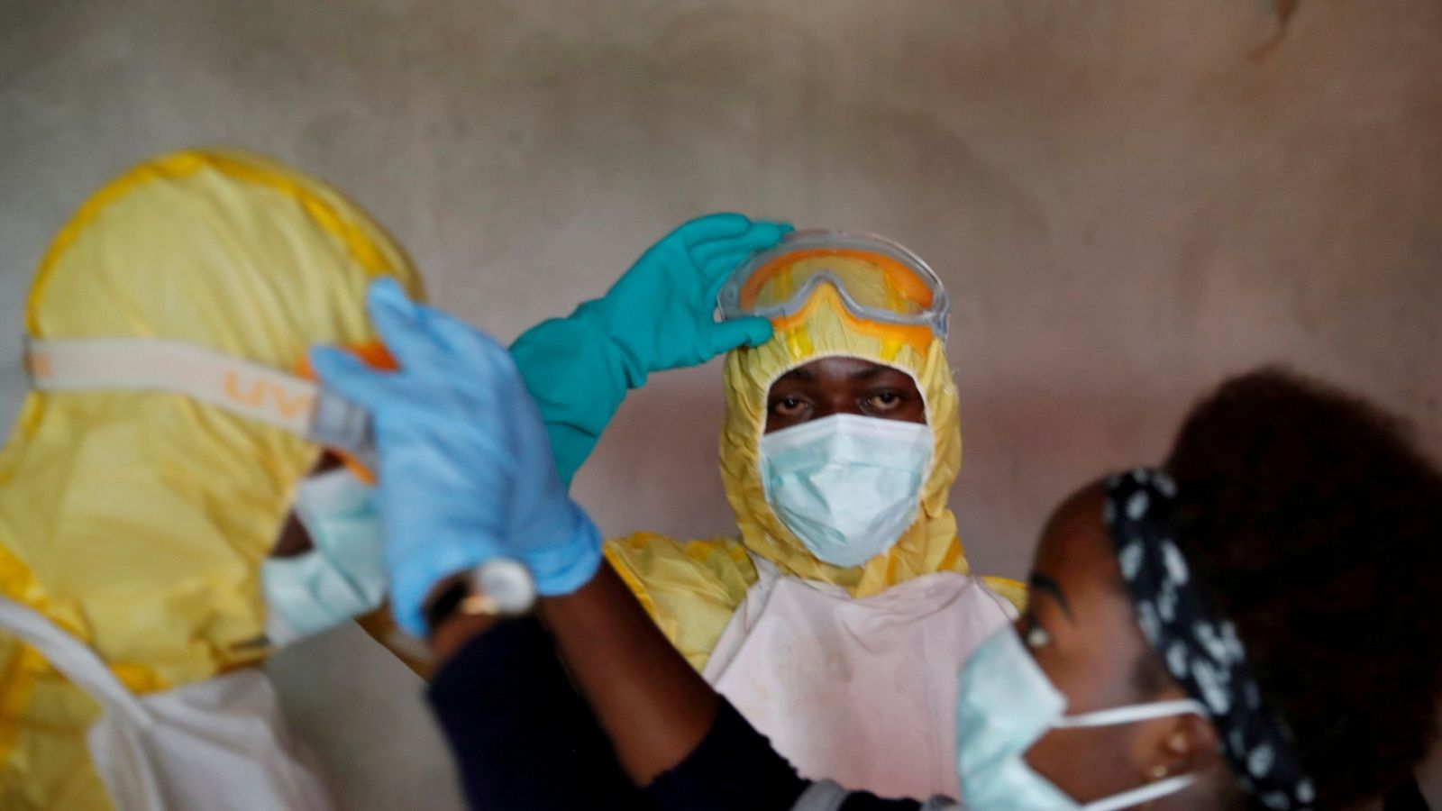 Imagen de archivo  del 9 de diciembre de 2018 de trabajadores sanitarios durante el funeral de una persona sospechosa de morir de ébola en Beni, República Democrática del Congo.