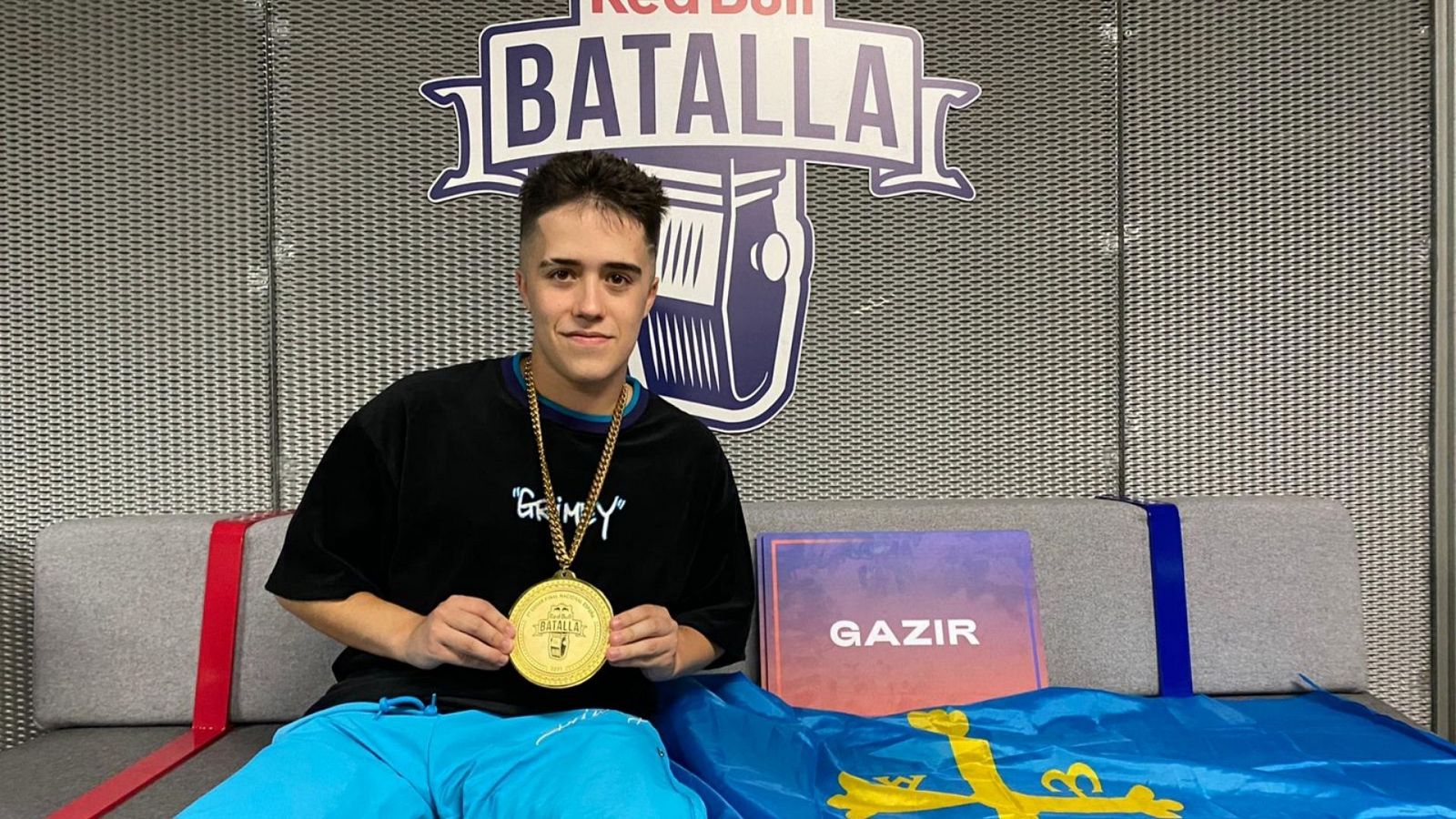 Gazir posando con la medalla de campeón tras la Red Bull