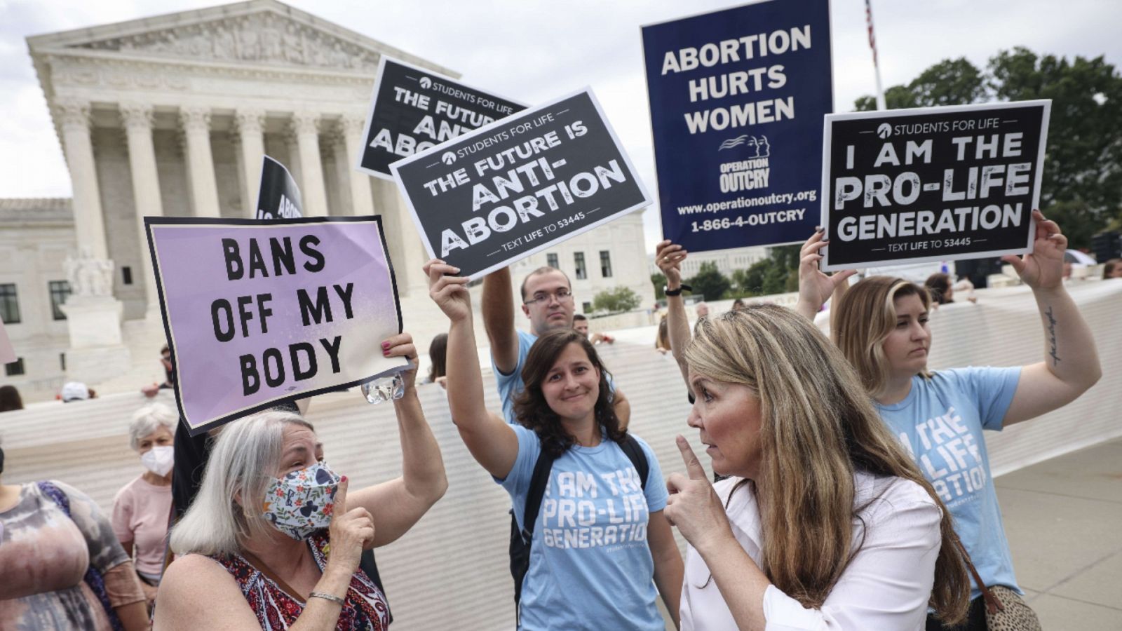 Activistas anti-aborto y pro-aborto protestando frente al Tribunal Supremo de Estados Unidos el 4 de octubre de 2021.