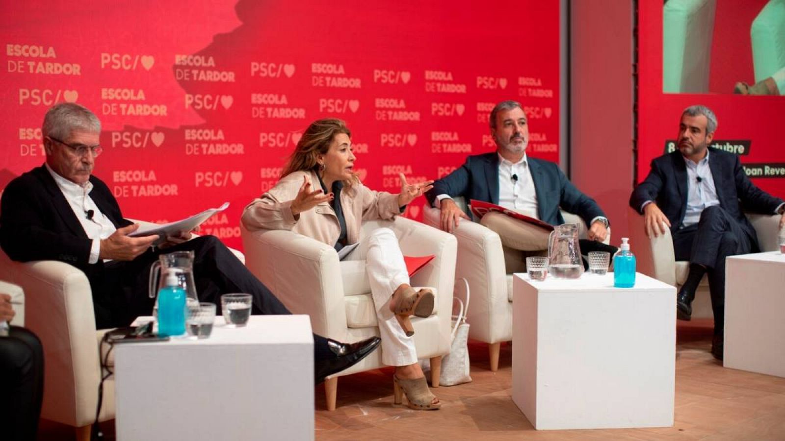 La ministra de Transportes, Raquel Sánchez (2i), interviene en la Escuela de Otoño del PSC, junto al presidente de Renfe, Isaías Táboas (i); el presidente de Aena, Maurici Lucena (d); y el primer teniente de alcalde del Ayuntamiento de Barcelona, Jau