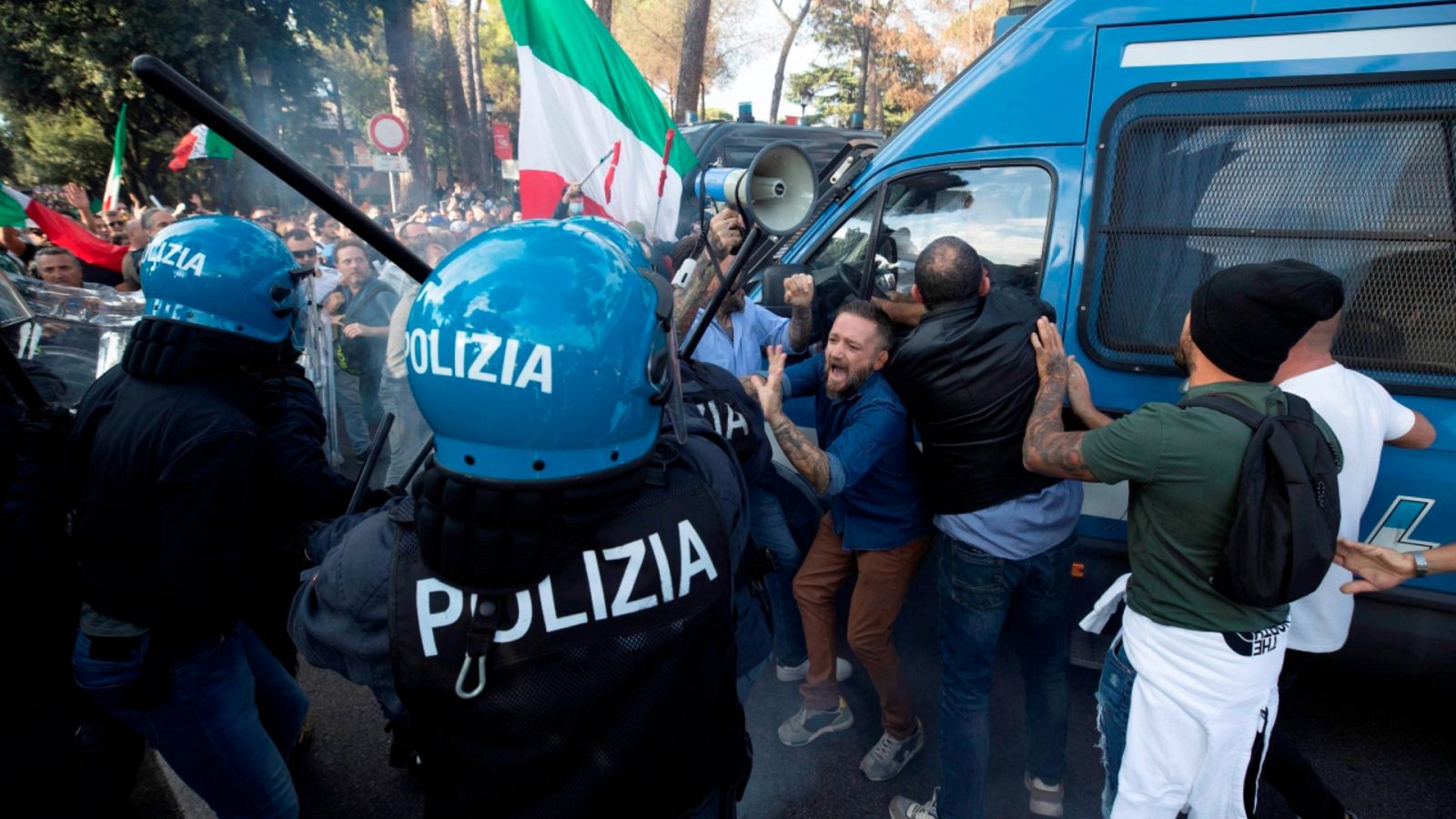 Policías italianos enfrentándose a varios manifestantes durante una protesta contra el pasaporte sanitario del coronavirus en el centro de Roma el sábado 9 de octubre de 2021.