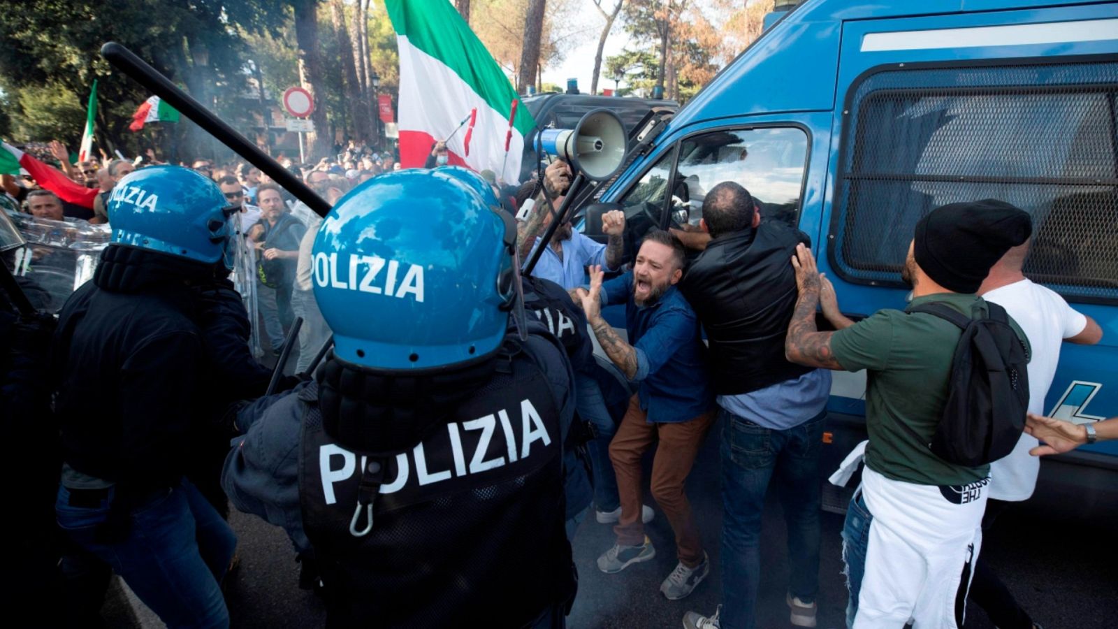 Policías italianos enfrentándose a varios manifestantes durante una protesta contra el pasaporte sanitario del coronavirus en el centro de Roma el sábado 9 de octubre de 2021. 