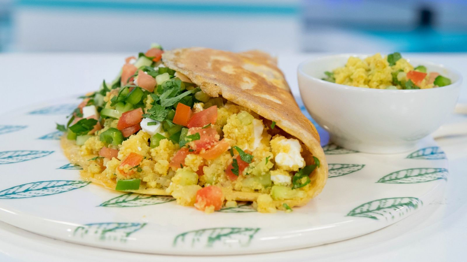 Tortilla esponjosa rellena de cuscús de coliflor