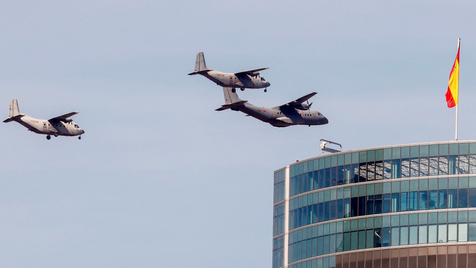 Aviones militares sobrevuelan Madrid durante los preparativos del desfile del 12 de octubre