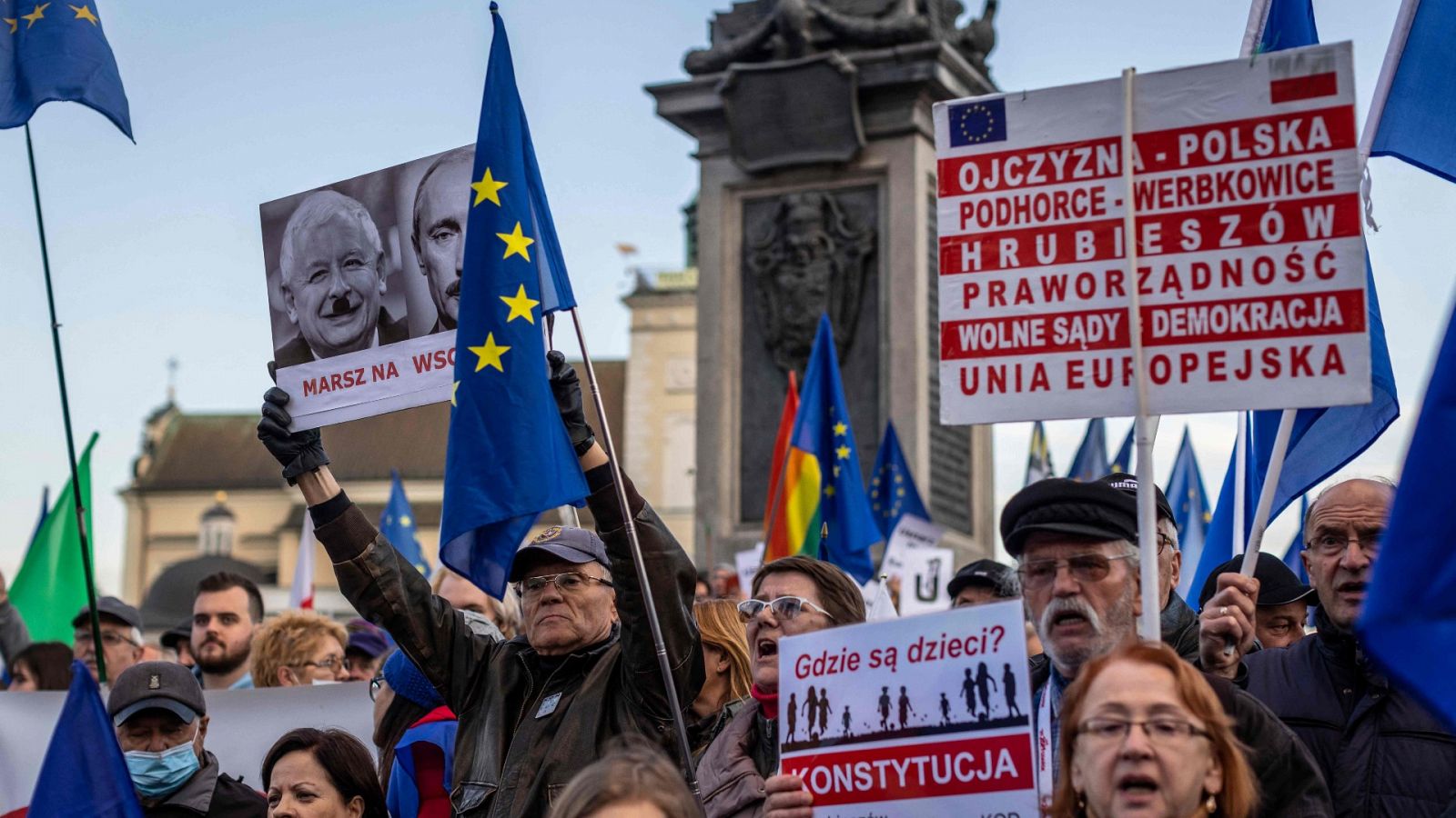 Un grupo de protestantes se manifiestan frente al Palacio Real en Varsovia