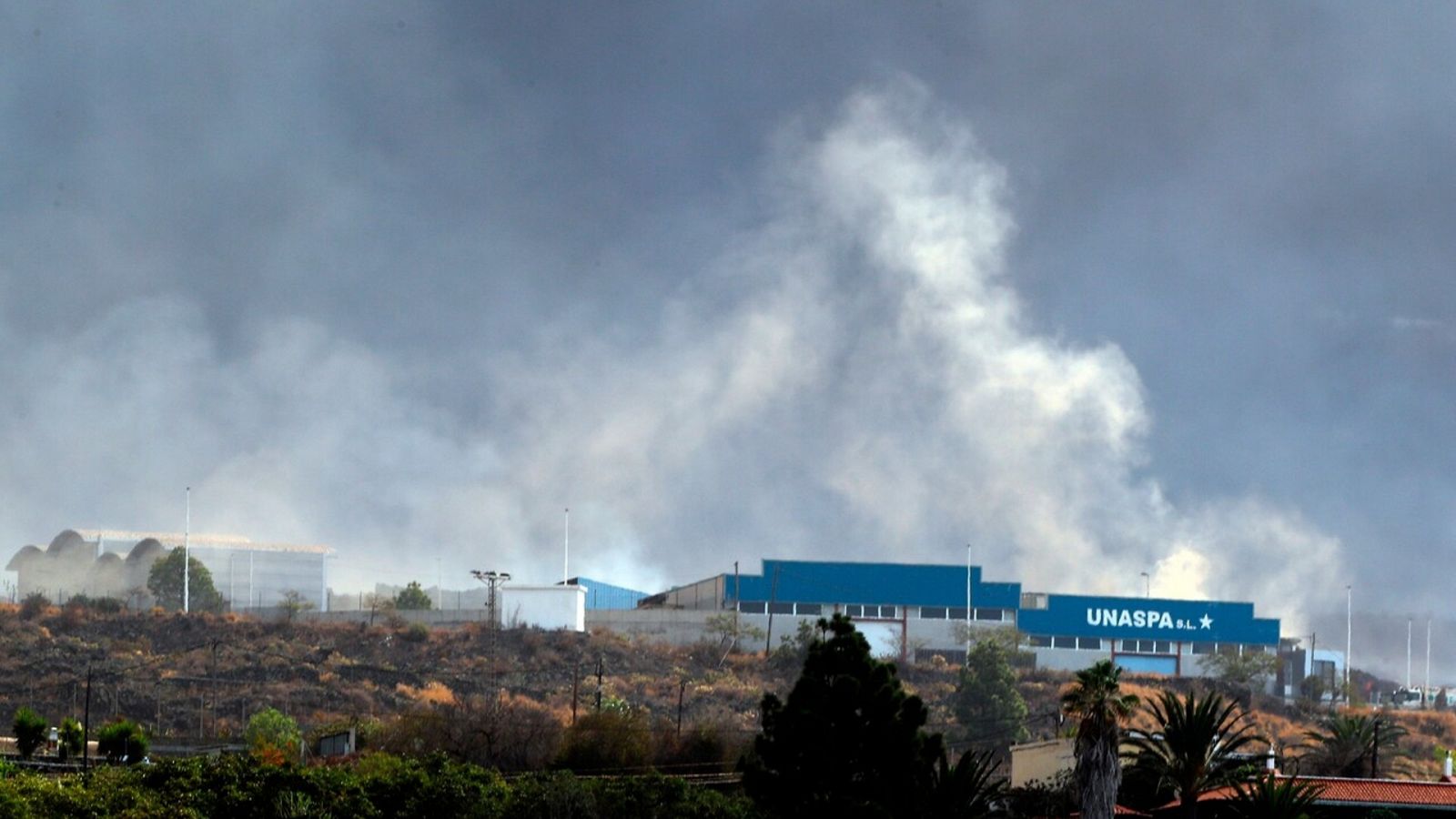 Las autoridades han ordenado el confinamiento de casi 3.000 personas que residen en las zonas más próximas al polígono industrial del Callejón de la Gata, en Los Llanos de Aridane (La Palma). EFE/ Elvira Urquijo A.