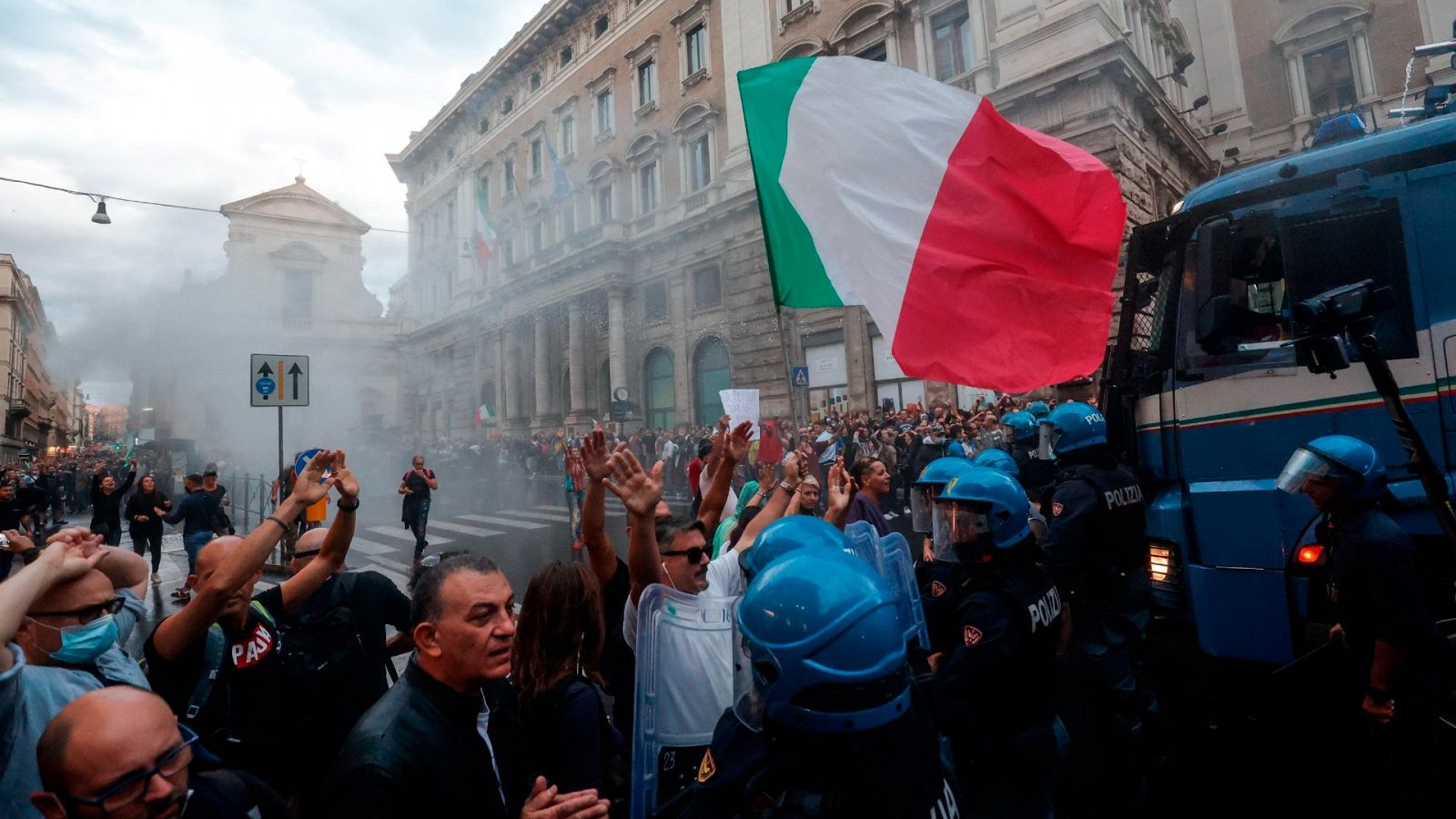 Neofascistas del partido Forza Nuova enfrentándose a la policía el 9 de septiembre