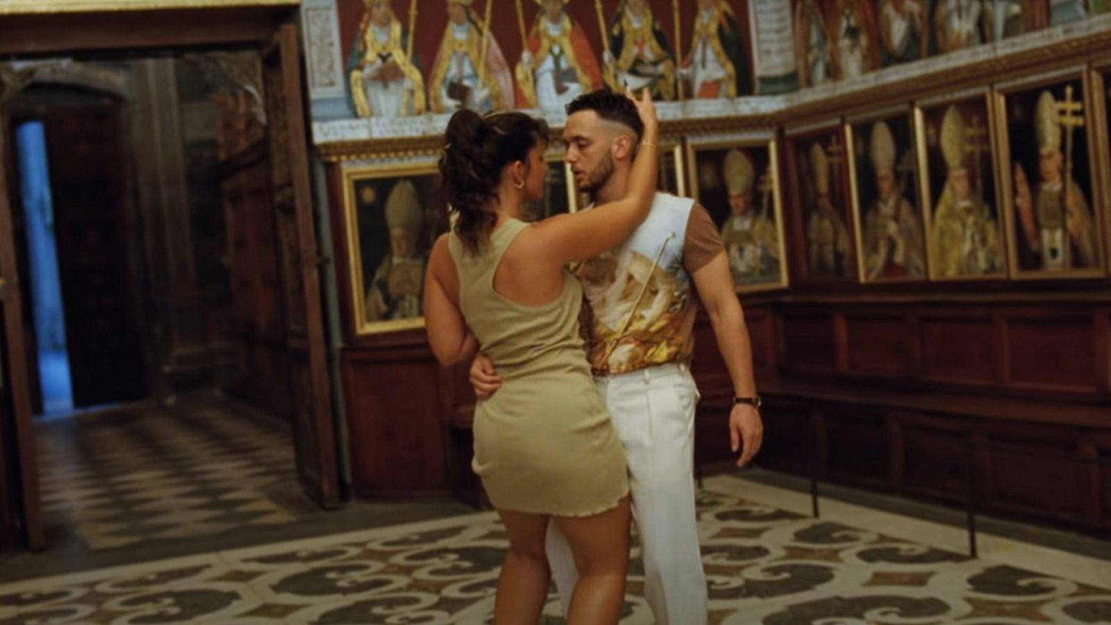 Los artistas C. Tangana y Nathy Peluso en el videoclip de 'Ateo'