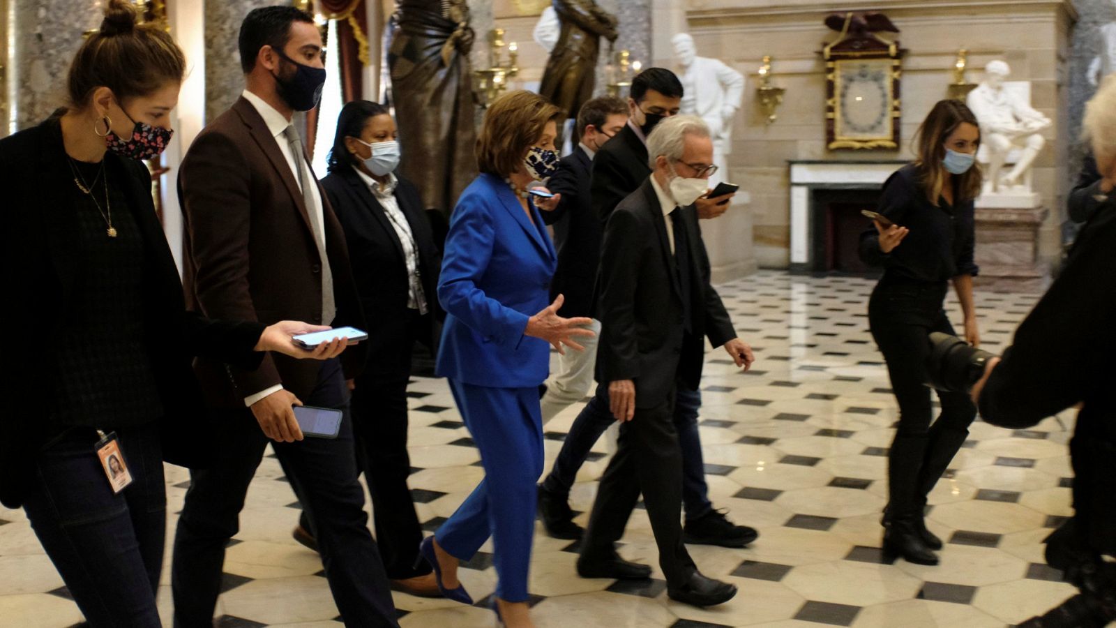 La presidenta de la Cámara de Representantes de Estados Unidos, Nancy Pelosi, camina por los pasillos del Capitolio