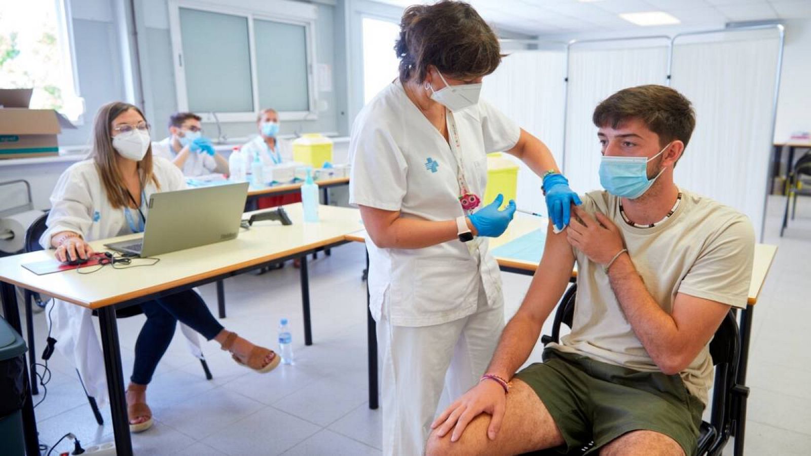 Un joven se vacuna en el centro de vacunación sin cita previa que se ha montado en la Universidad de Girona, Cataluña, España. 