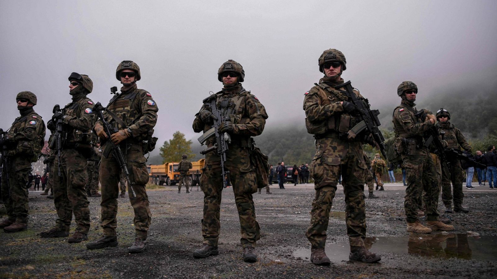Soldados de la OTAN patrullan cerca de la frontera entre Kosovo y Serbia