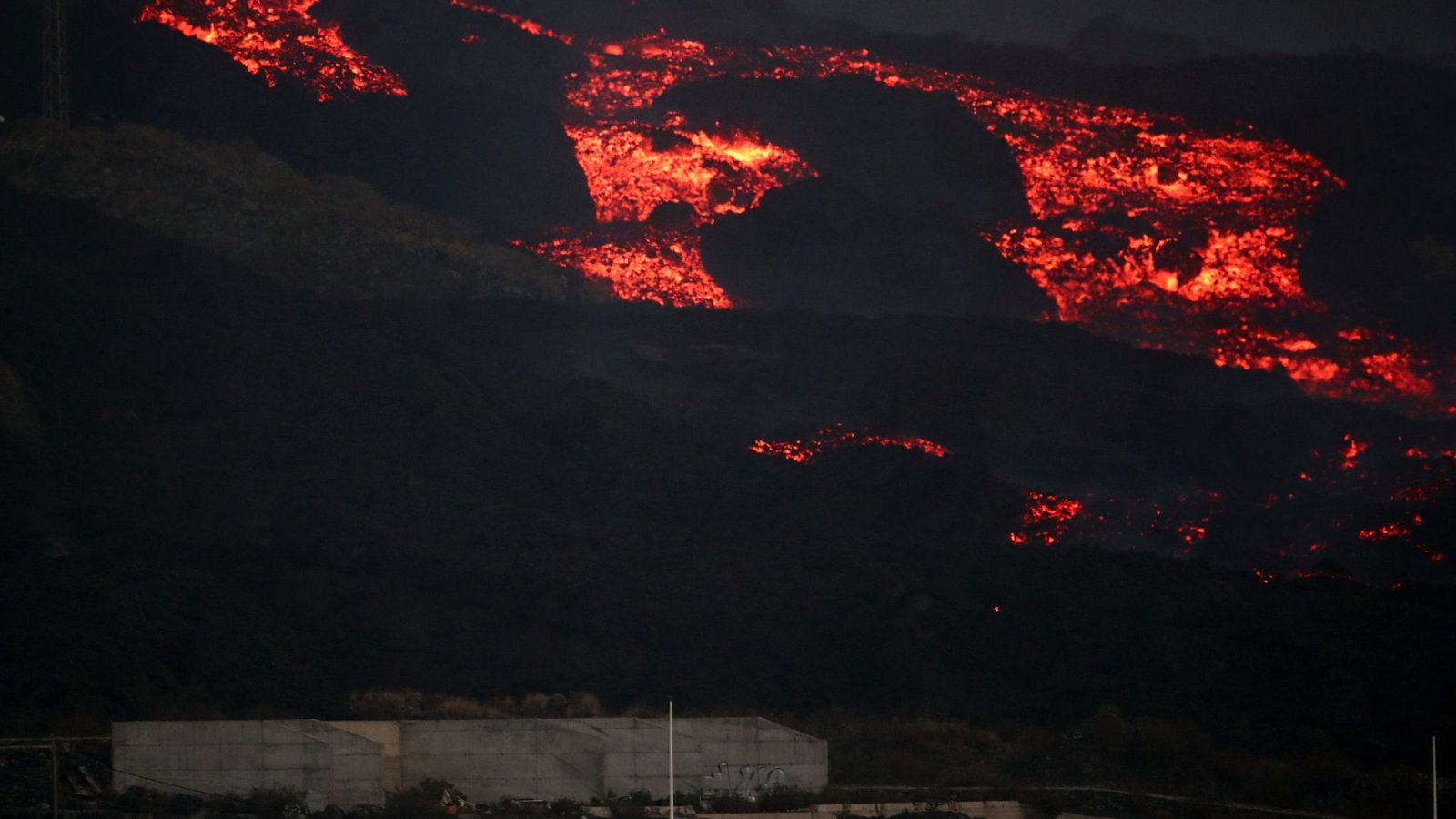 La lava expulsada por el volcán de Cumbre Vieja, vista desde Tajuya