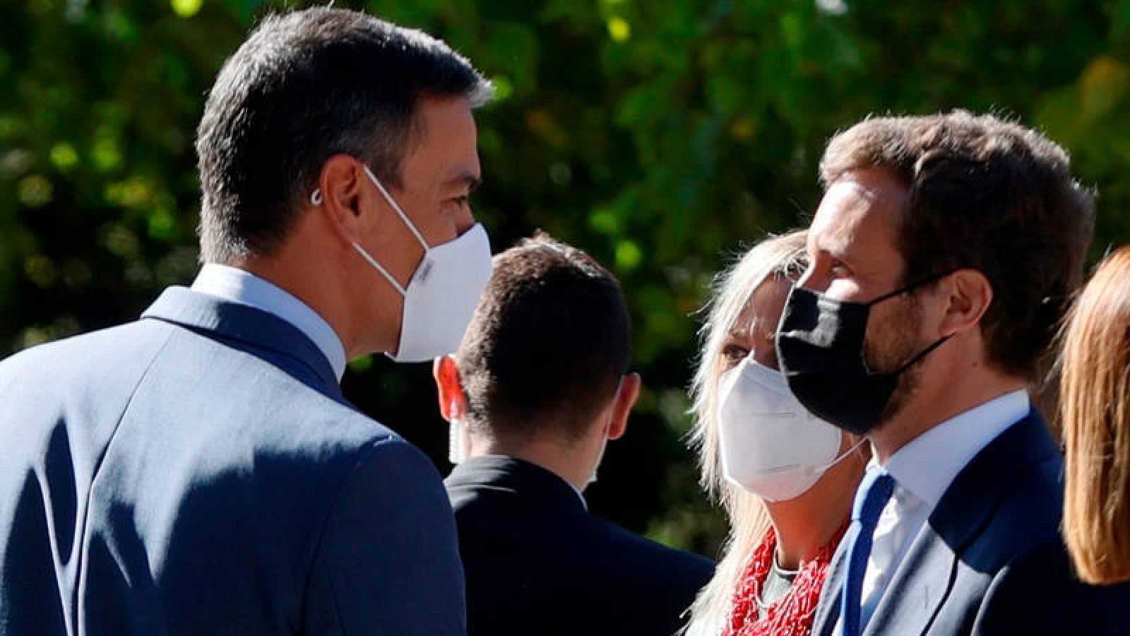 Barómetro CIS: El presidente del Gobierno, Pedro Sánchez, saluda al líder del PP, Pablo Casado