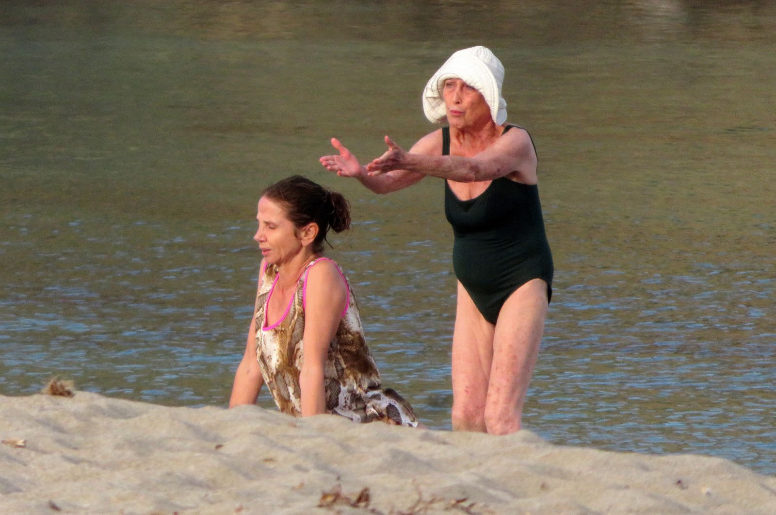 Victoria Abril y Veronica Forqué improvisan una sesión de yoga en la playa