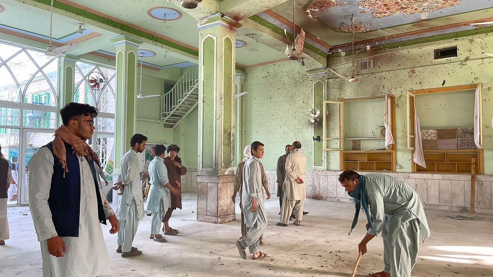 Interior de la mezquita de Kandahar donde se ha producido el atentado contra la comunidad chií (Afganistán). Foto: JAVED TANVEER / AFP