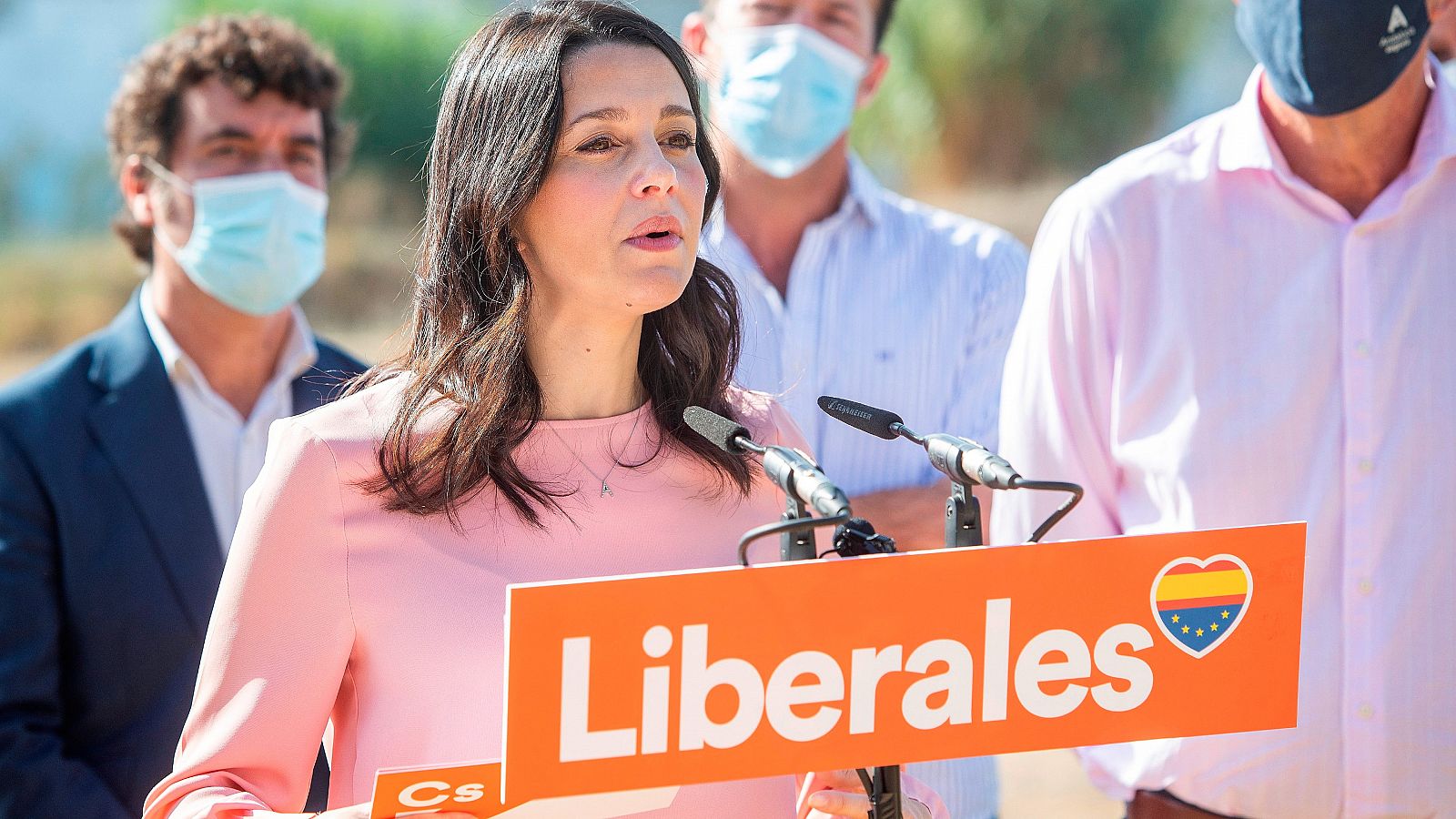 La presidenta de Ciudadanos, Inés Arrimadas, atiende a los medios en Jerez de la Frontera.