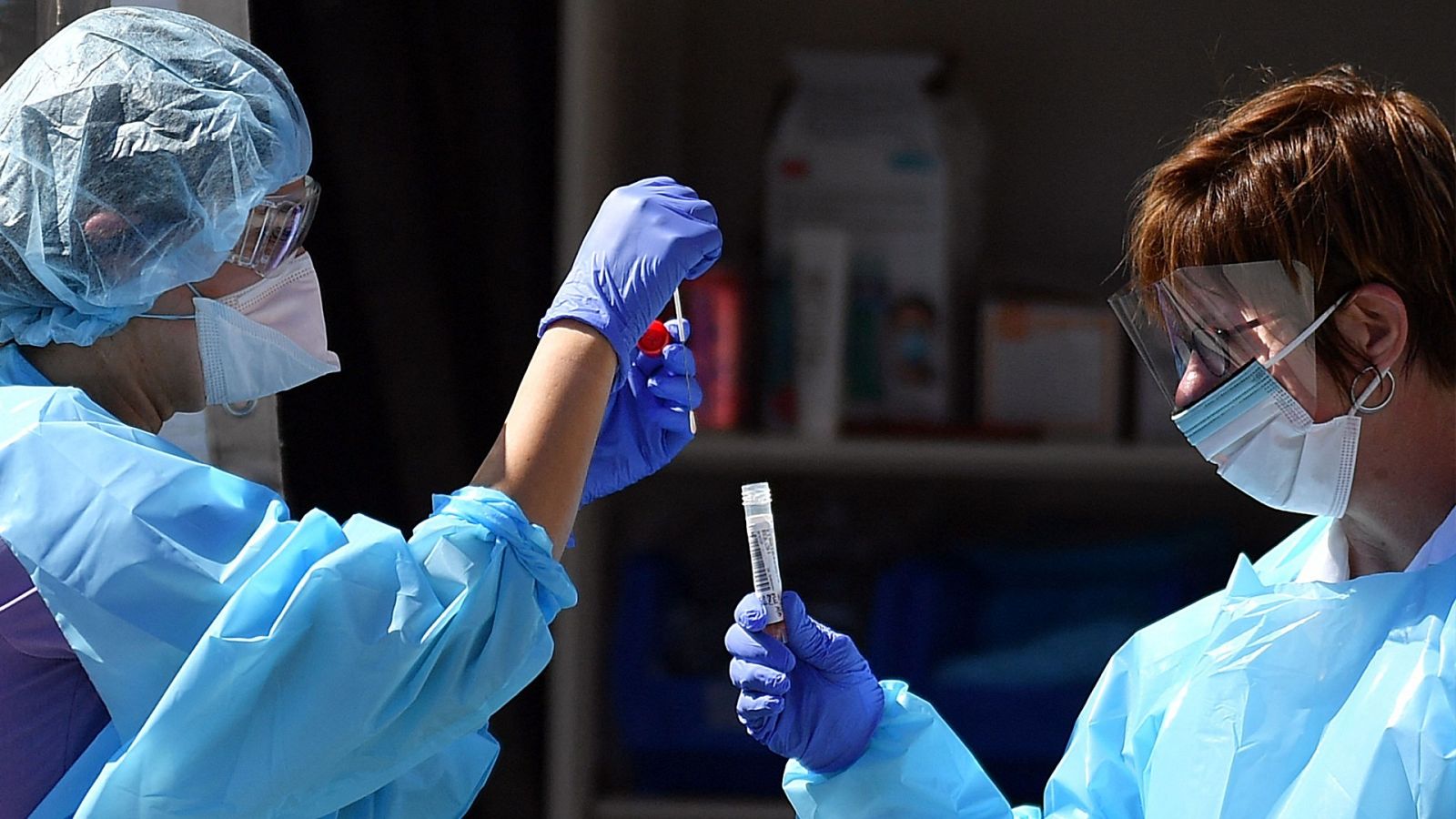 Profesionales sanitarias realizan un test COVID en San Francisco