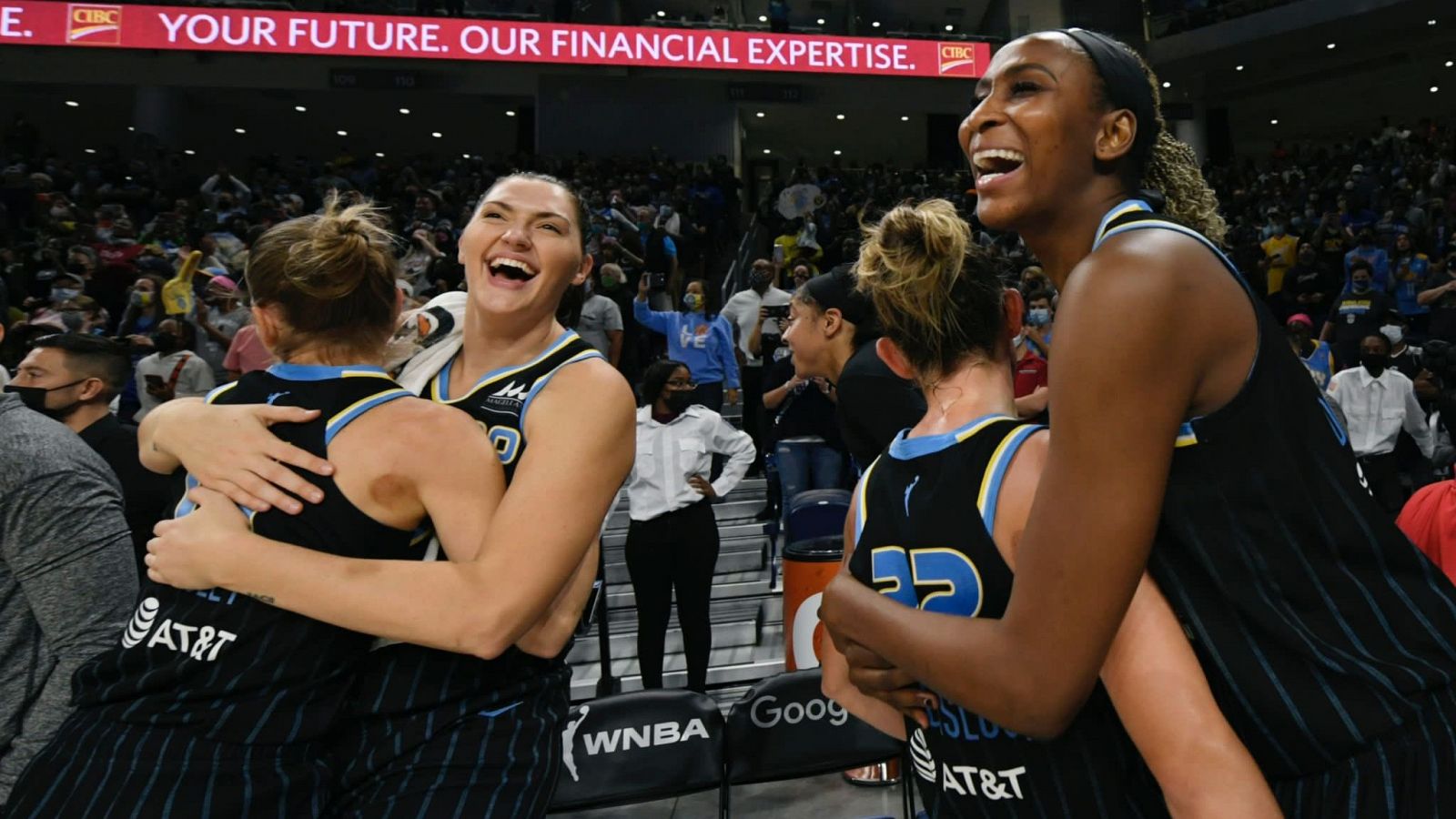 Astou Ndour y sus compañeras de Chicago Sky celebran el título WNBA.
