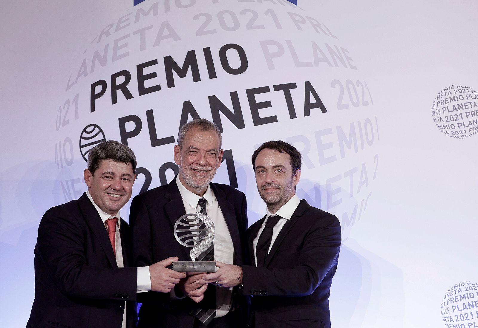 Los guionistas y escritores, Antonio Mercero, Jorge Díaz y Agustín Martínez, tras recibir el Premio Planeta de Novela.