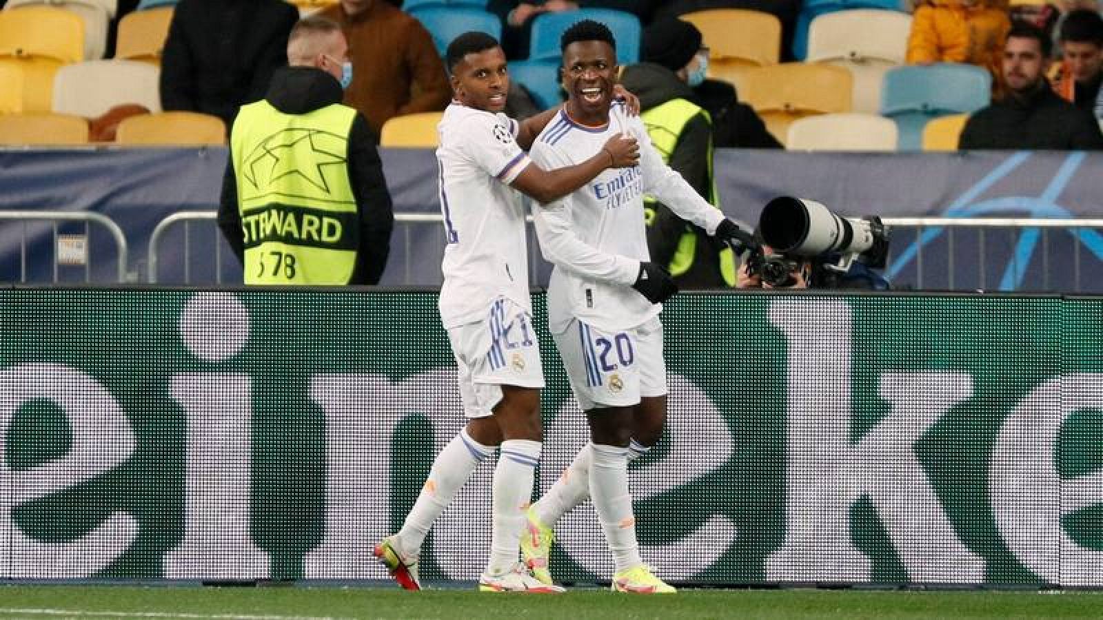 Rodryo y Vinicius celebran los goles brasileños del Real Madrid en Kiev.