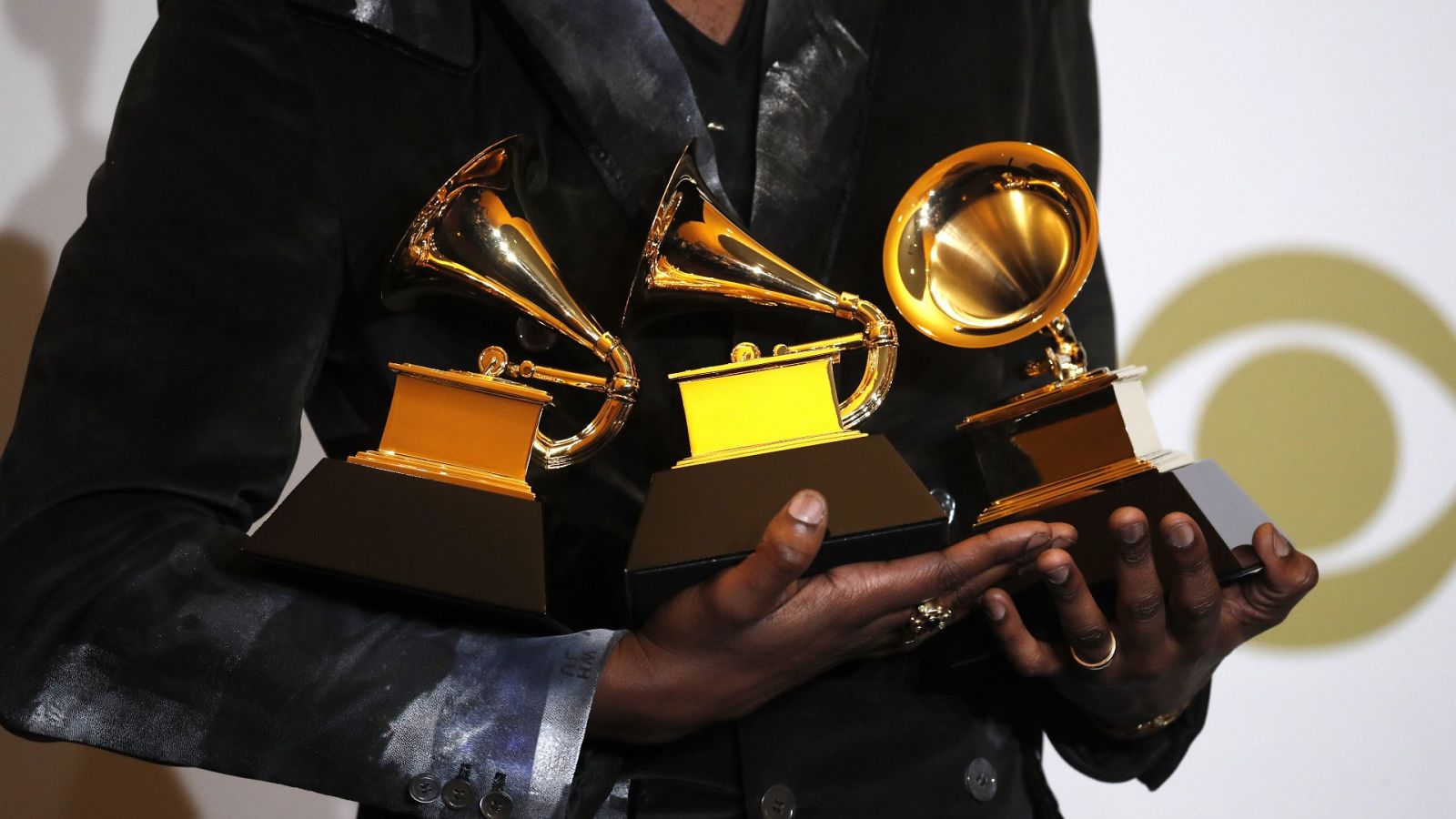 Gary Clark sosteniendo sus tres premios Grammy en 2020