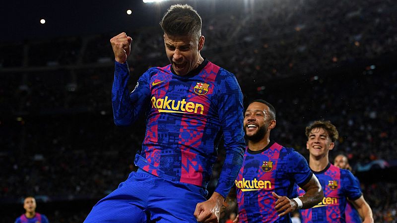 Gerard Piqué celebra su gol ante el Dinamo de Kiev