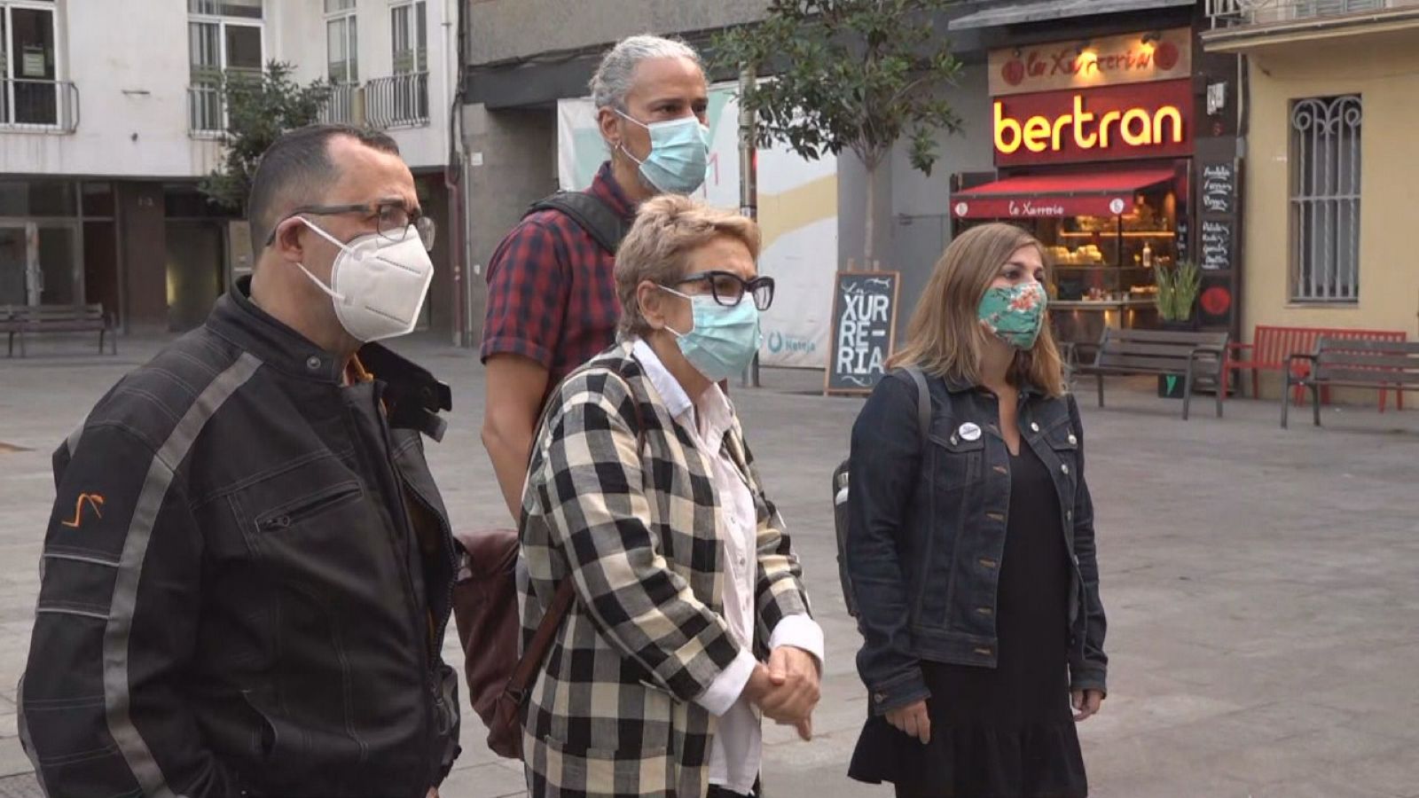 Memebres del grup Guanyem Badalona just després de signar la moció a la Plaça de la Vila