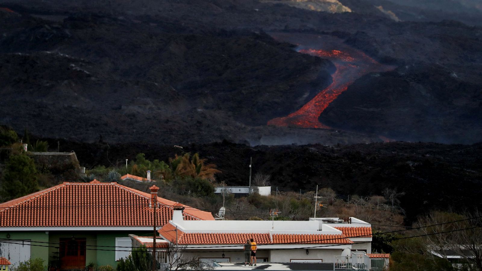 Una imagen de la colada de lava tras alcanzar el caso urbano de La Laguna