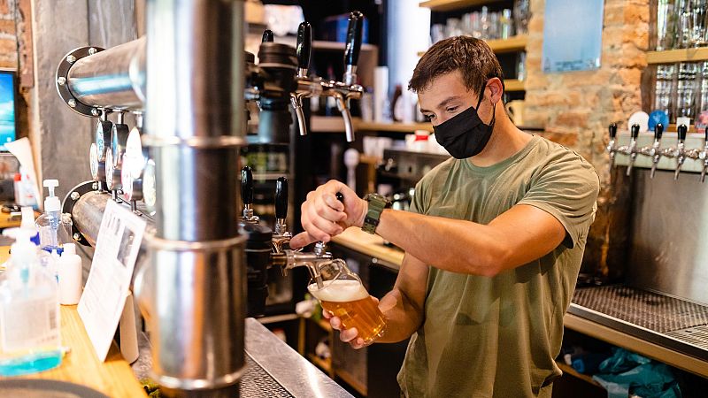 Fotografía de archivo de un joven sirviendo una cerveza
