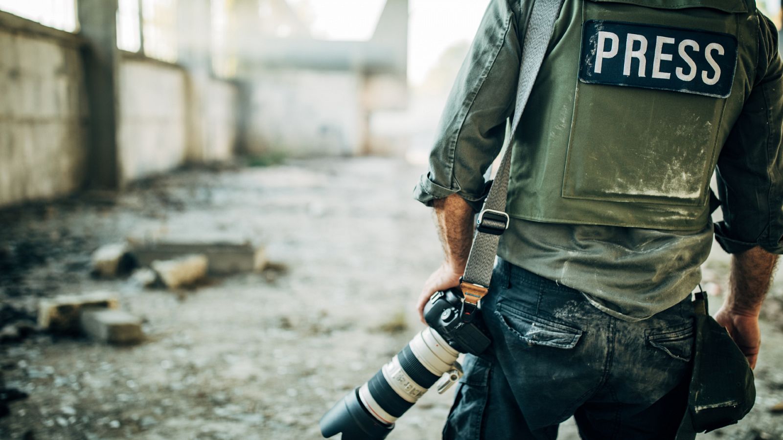 Un reportero de guerra visita una zona bombardeada