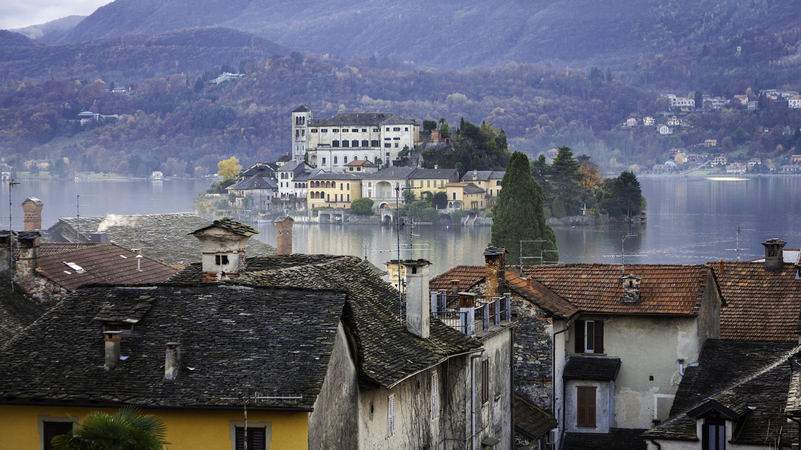 Vista de la isla lacustre de Orta San Giulio a finales de otoño.