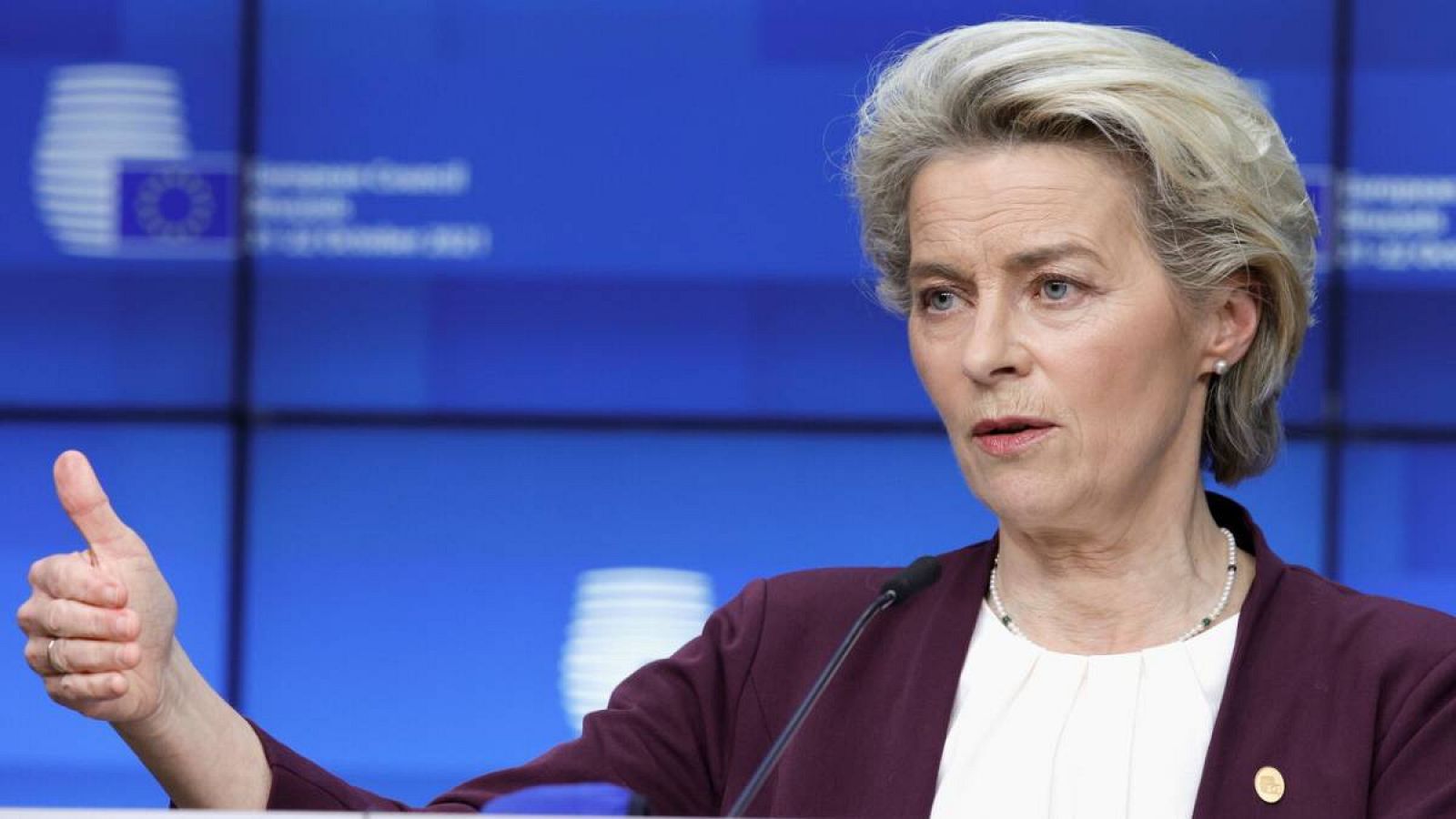 La presidenta de la Comisión Europea, Ursula von der Leyen, habla en una conferencia de prensa durante la cumbre de la UE en Bruselas, Bélgica, el 22 de octubre de 2021.