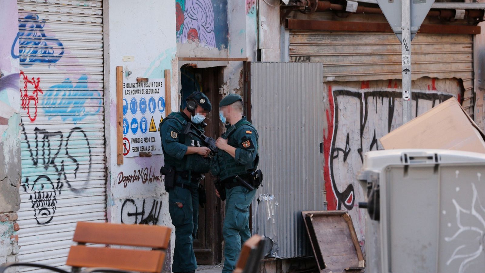 Efectivos de la Guardia Civil participando en una operación contra el yihadismo que se ha saldado con la detención de dos personas en el barrio de Lagunillas, en Málaga.