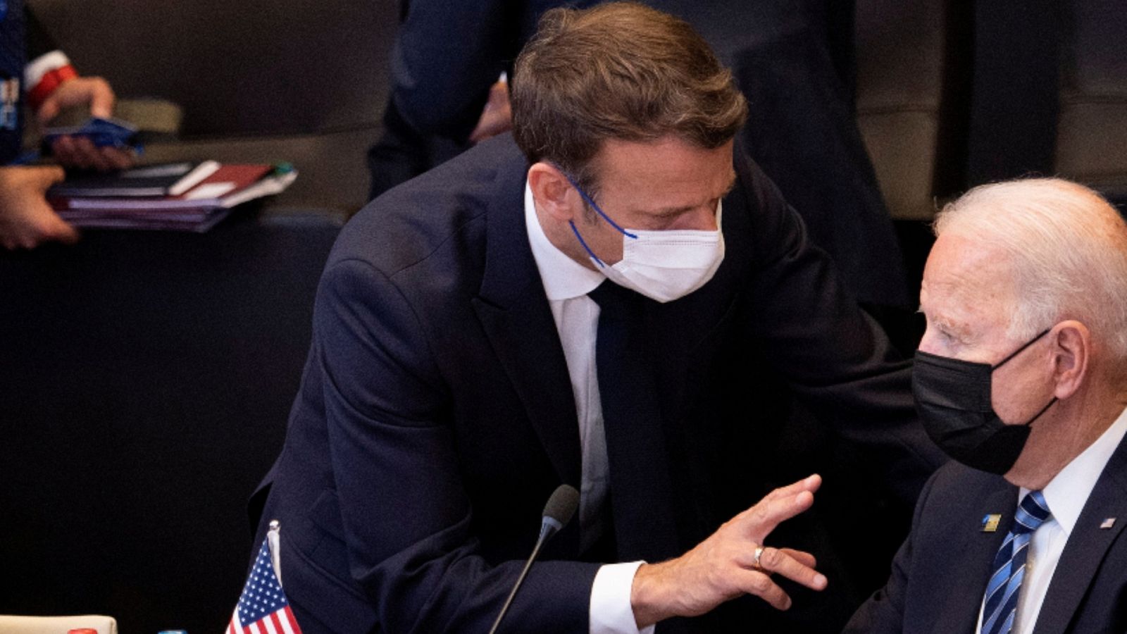 Imagen de archivo del 14 de junio de 2021 del presidente de Francia, Emmanuel Macron (i), hablando con el presidente de Estados Unidos, Joe Biden (d), durante la cumbre de la OTAN en Bruselas.