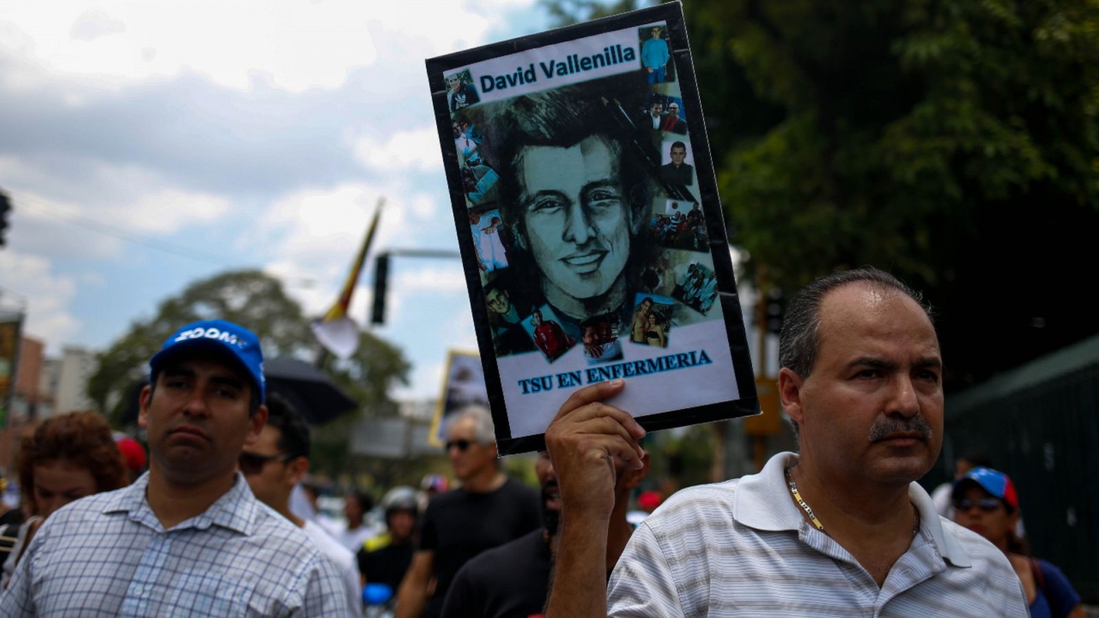 Imagen de archivo del 7 de abril de 2018 de familiares y manifestantes marchando en honor a las víctimas de las protestas violentas de 2017 en Venezuela.