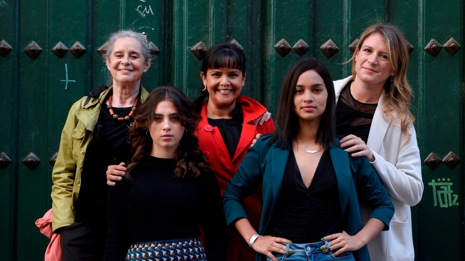 La directora Clara Roquet (d) junto con el elenco presenta su película 'Libertad'