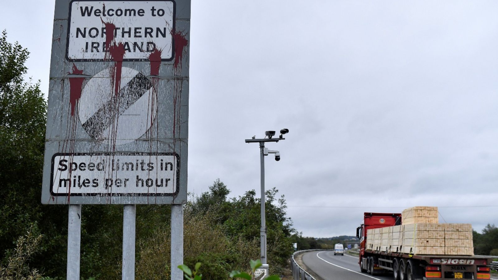 Un cartel en el que se lee 'Bienvenido a Irlanda del Norte' en la frontera entre Irlanda del Norte y la República de Irlanda en la localidad de Jonesborough.